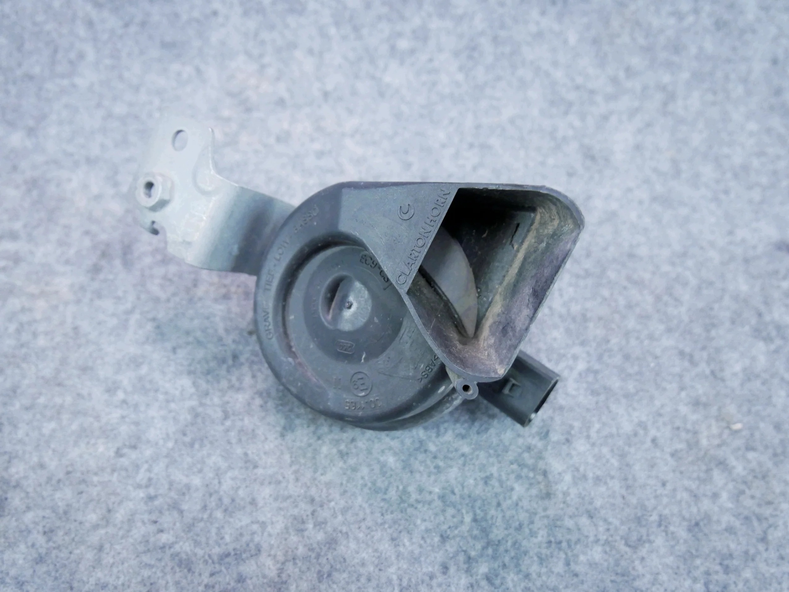 Klaksonin merkkisignaali A2055421420 Mercedes C W205