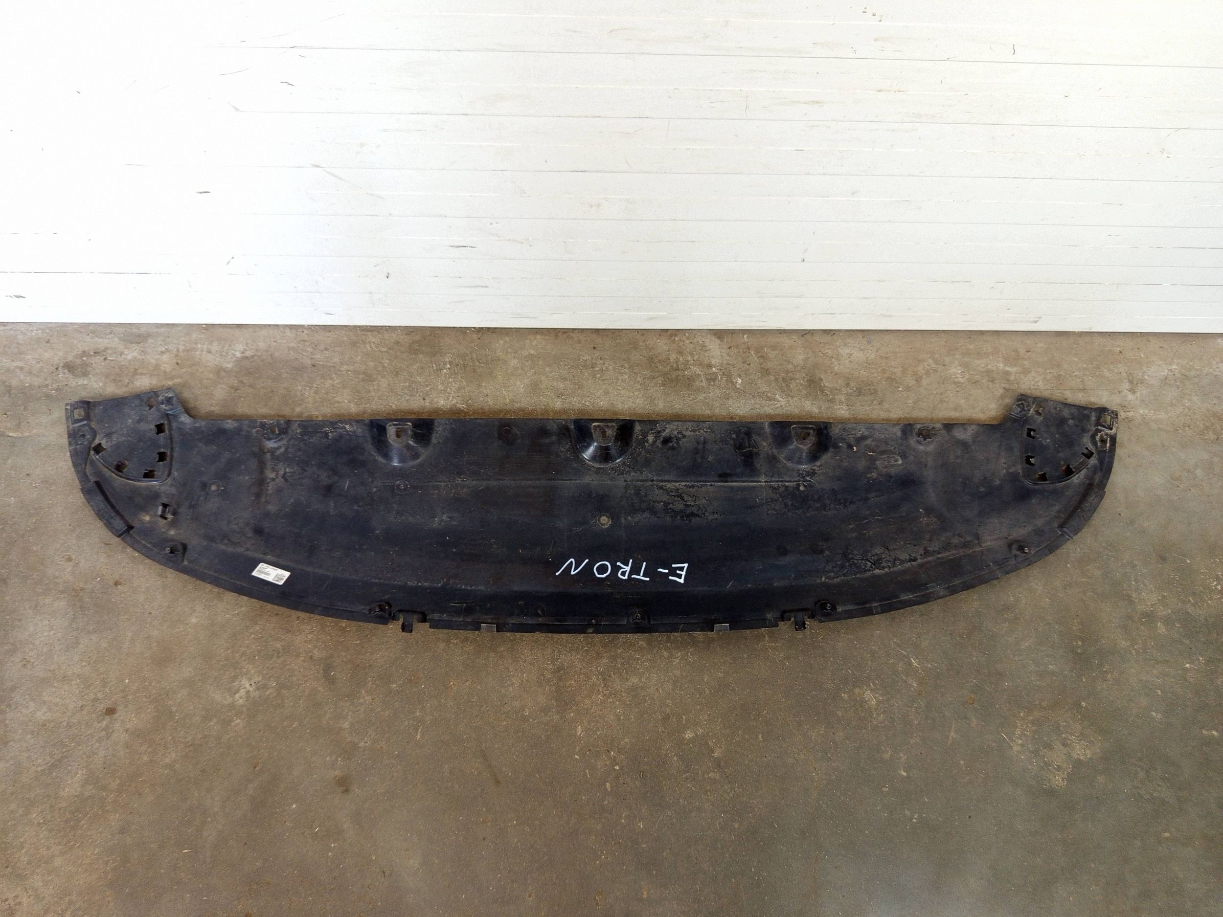 Placa sob para-choque Audi E-Tron 4KE