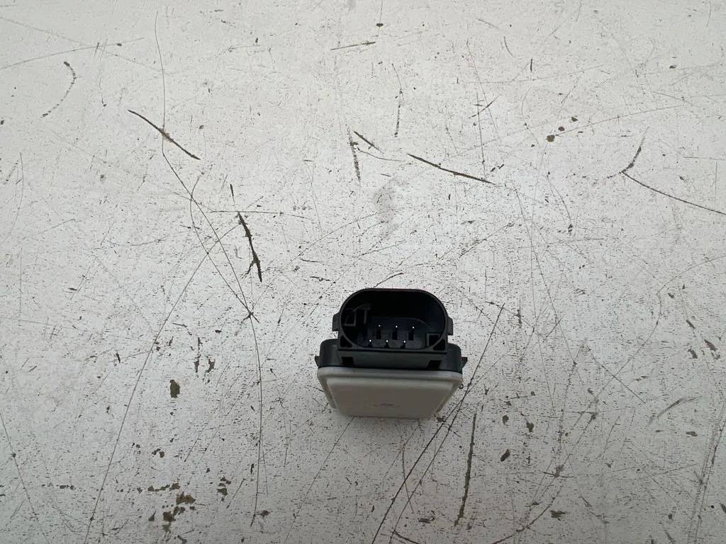 Volvo Antenna Amplifier 80017174 Used image 4