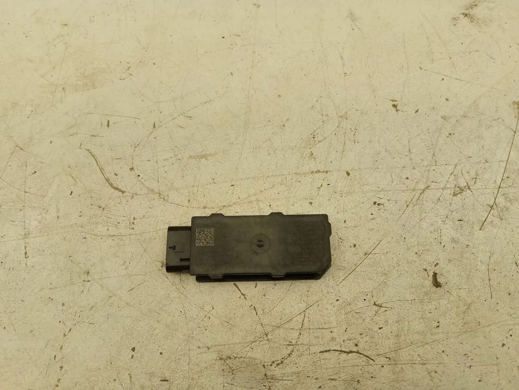 VW Antenna Amplifier 5NA962133D Used image 2