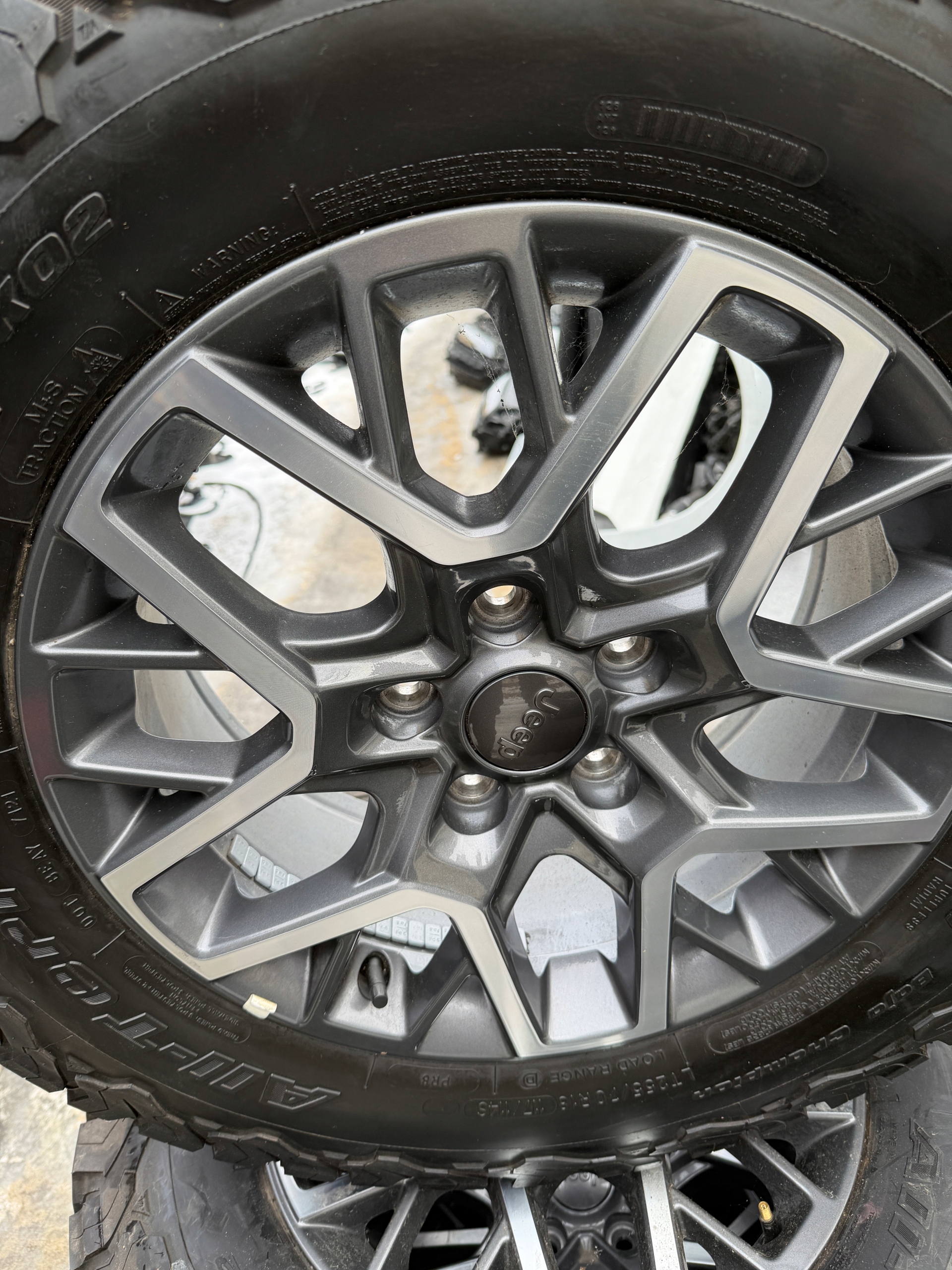 Used Jeep Wrangler JL 18+ Alloy Wheels 255/70R18 OEM 6BZ41TRMAA