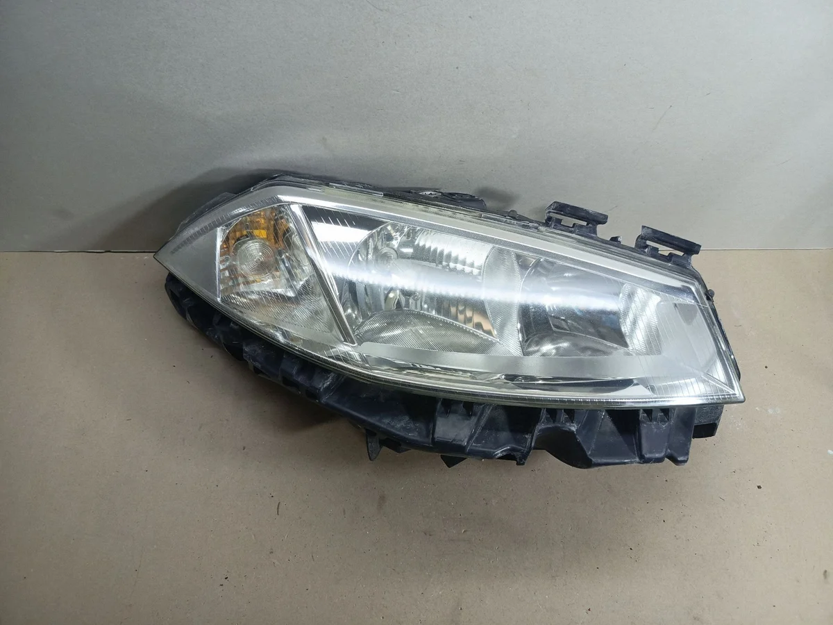 Reflector derecho Renault Megane II 8200476431