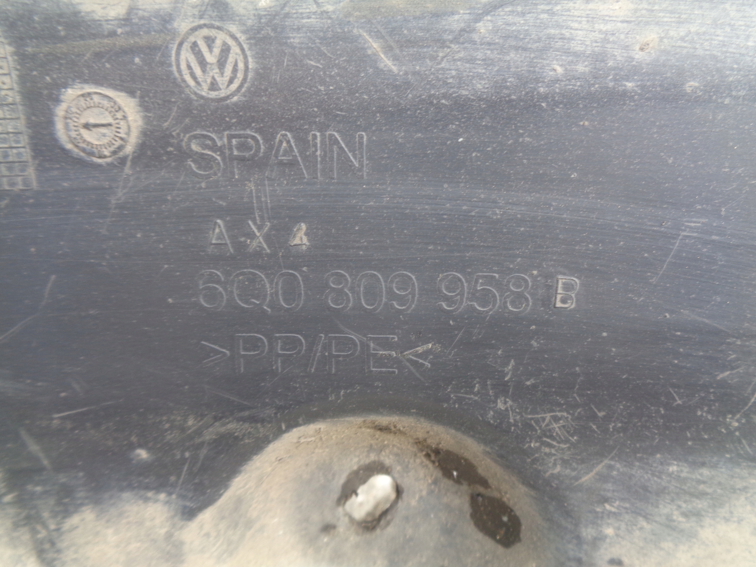 Aile droite VW Polo 9N 05-08 6Q0809958B image 3