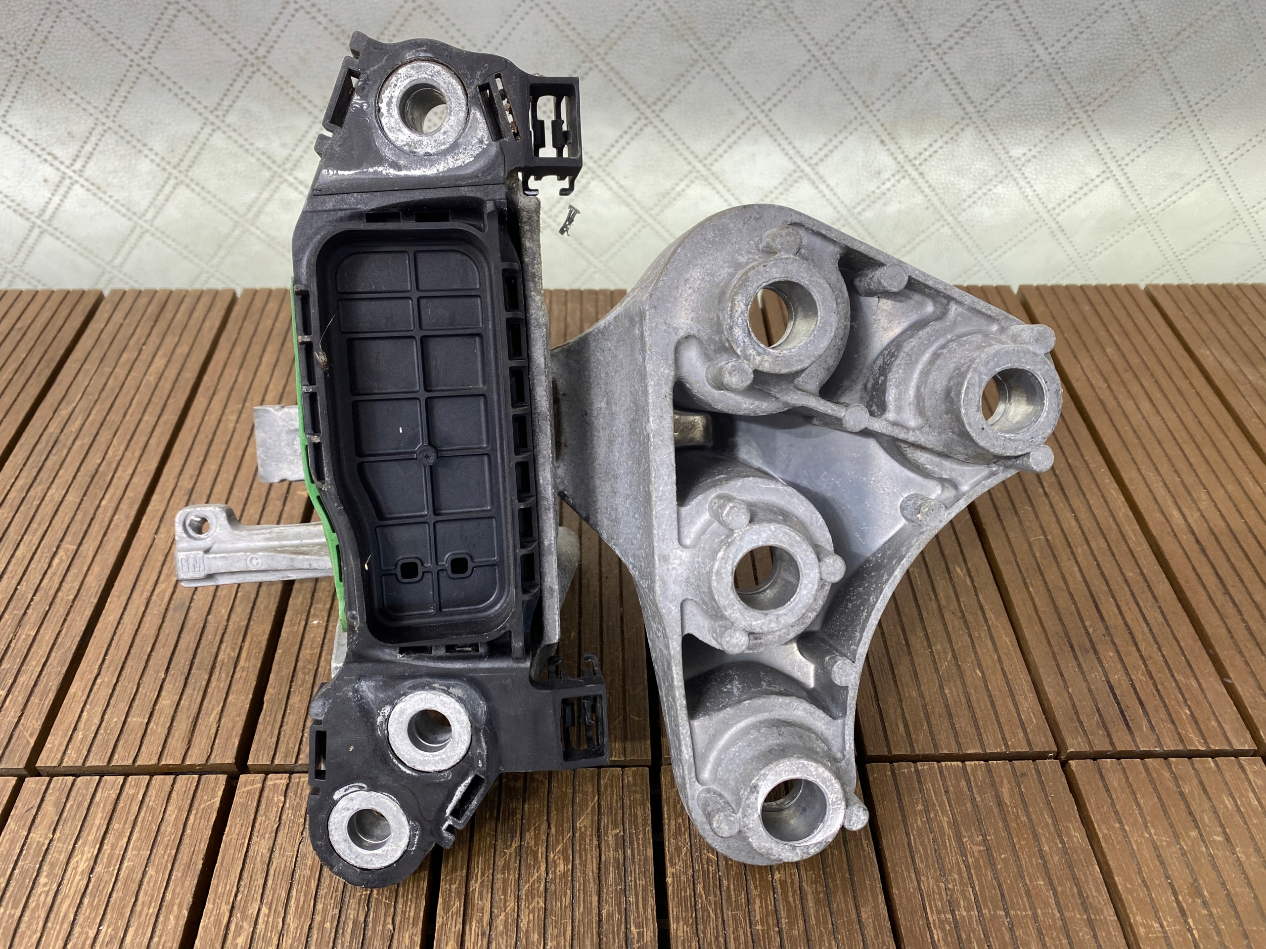 Opel Astra K 15-21 1.6 CDTI moottorin kiinnike 39004957 OE image 3