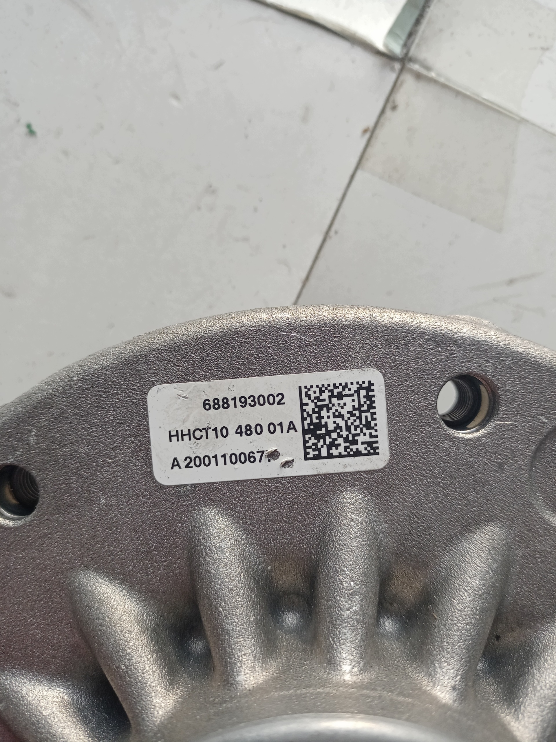 BMW F22 iskunvaimentimen yläkiinnike 688193002