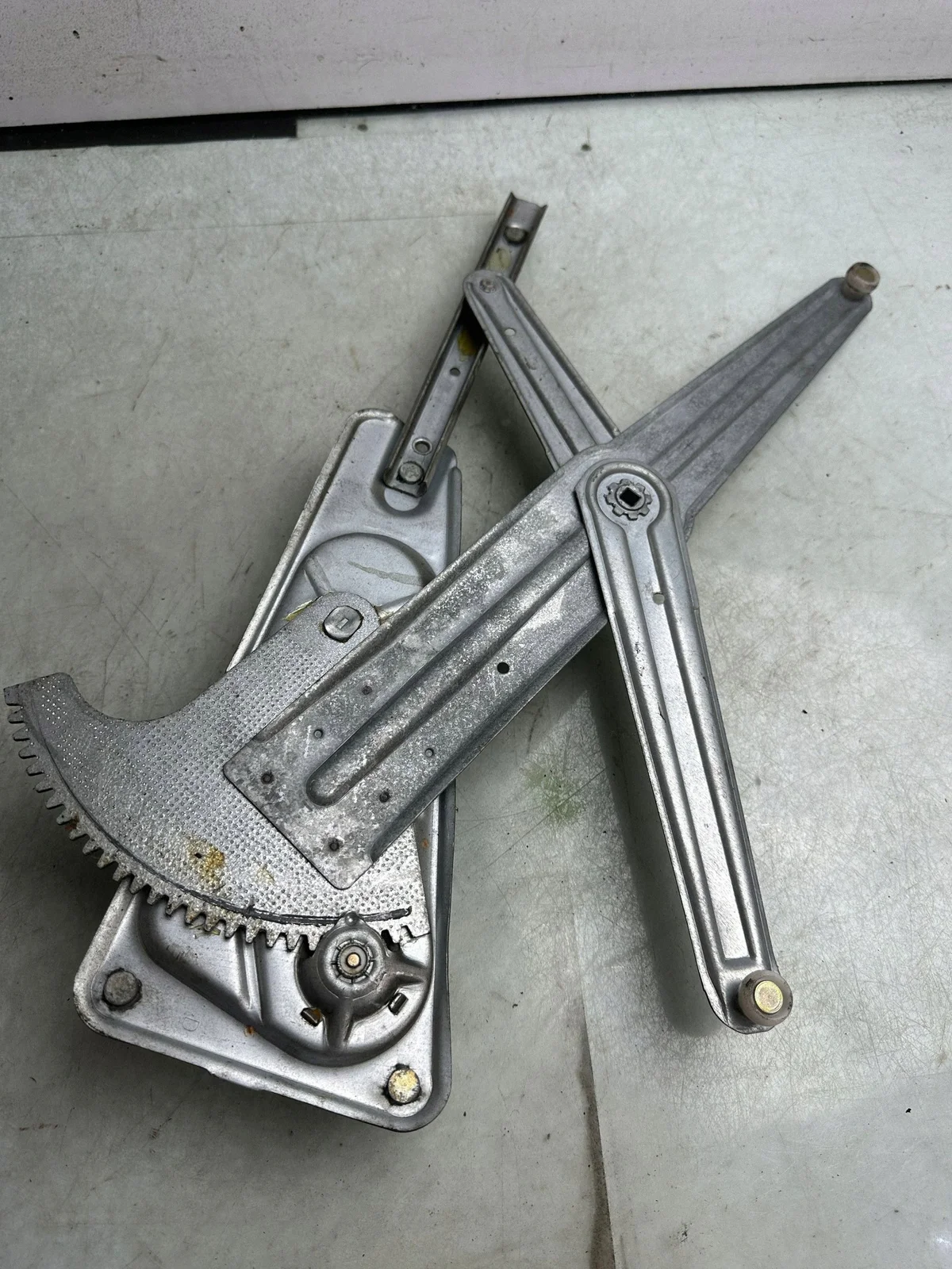 Renault Twingo Front Right Manual Window Regulator image 4