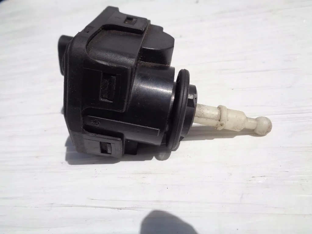 VW Golf III Strålkastarjustering Motor 00728202 image 3