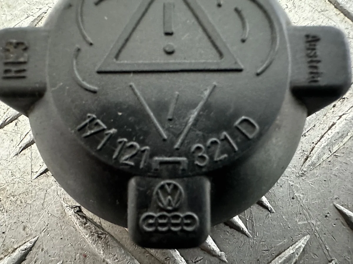 VW Golf II Audi A6 C4 Ausgleichsbehälter Deckel image 4