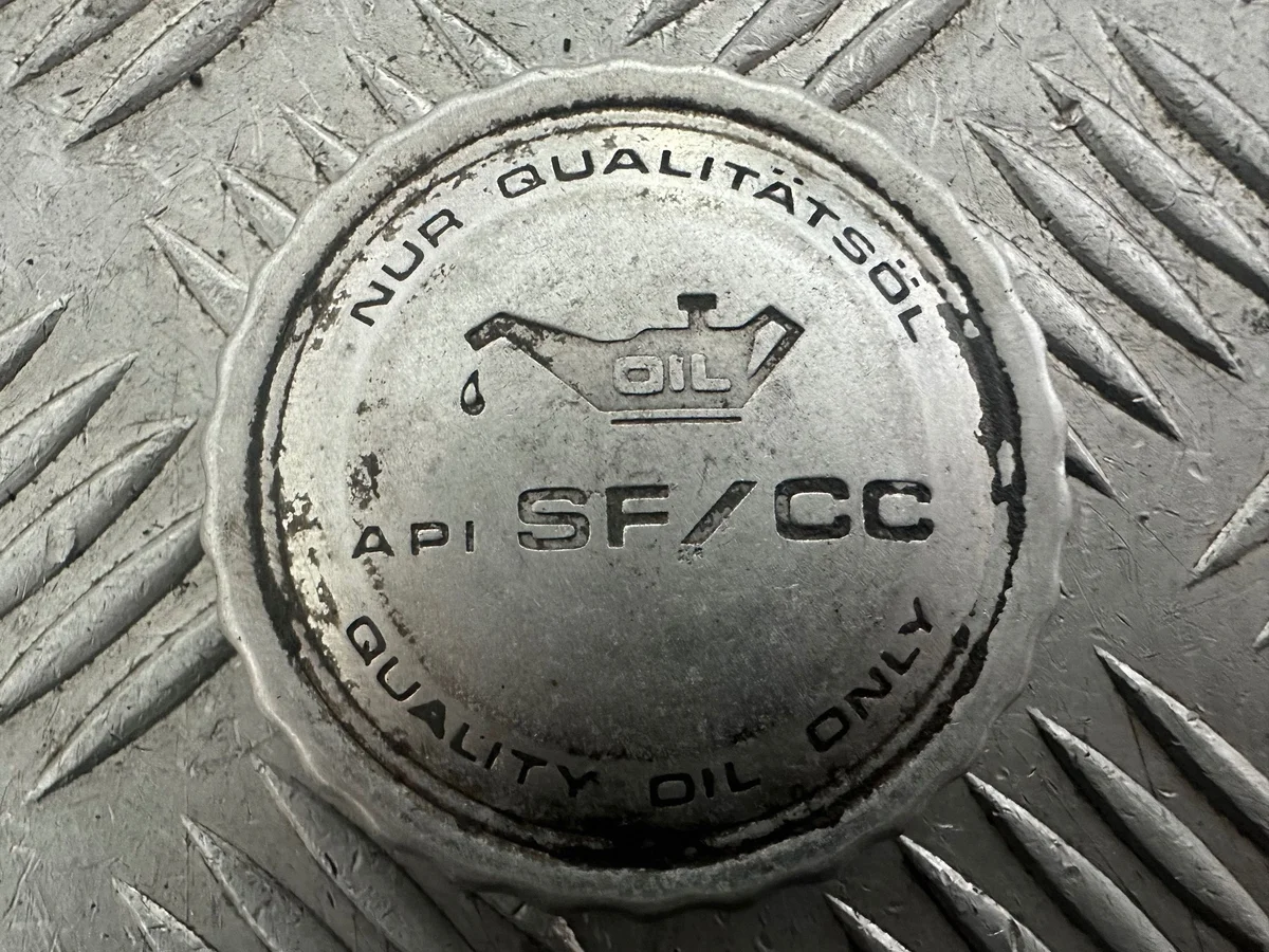 Opel Kadett öljyntäyttökorkki ESI801-MAGAZYN-OPEL