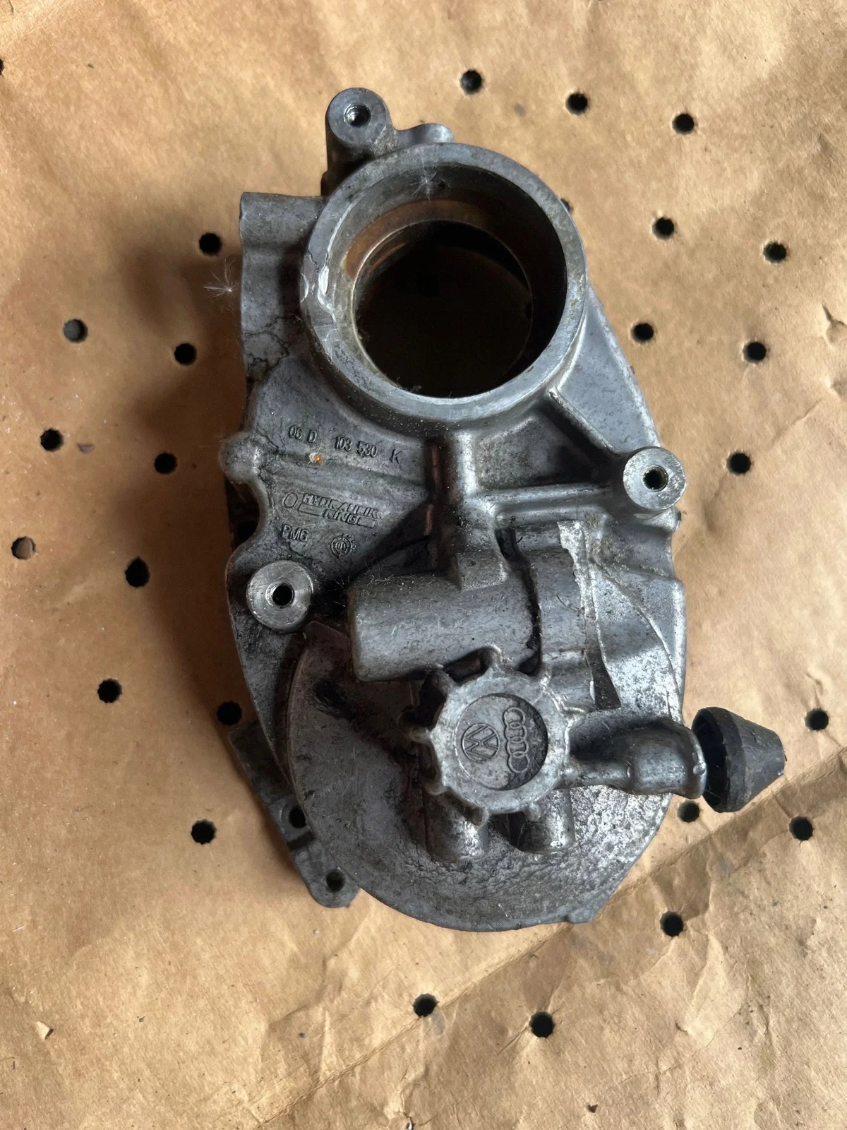 Audi 06D103530K - Coperchio Pompa Vacuum
