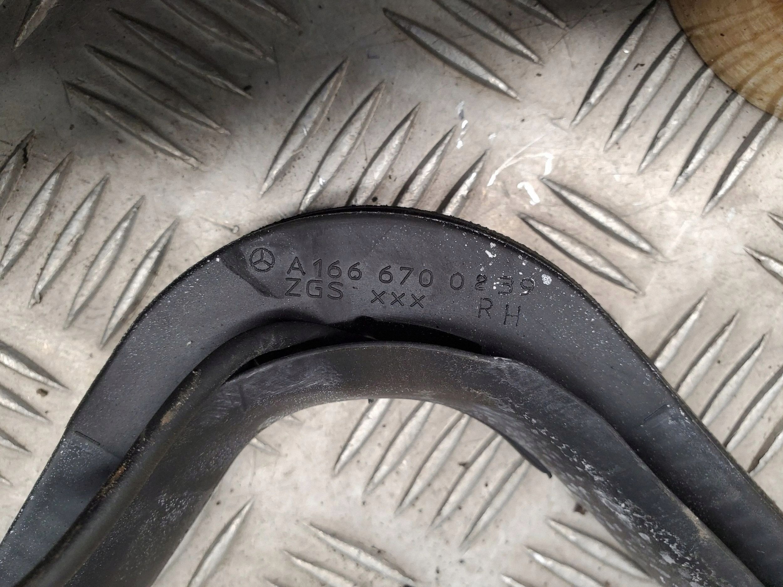 Mercedes-Benz GL X166 A1666700239 Taka oikea sivulasin lista