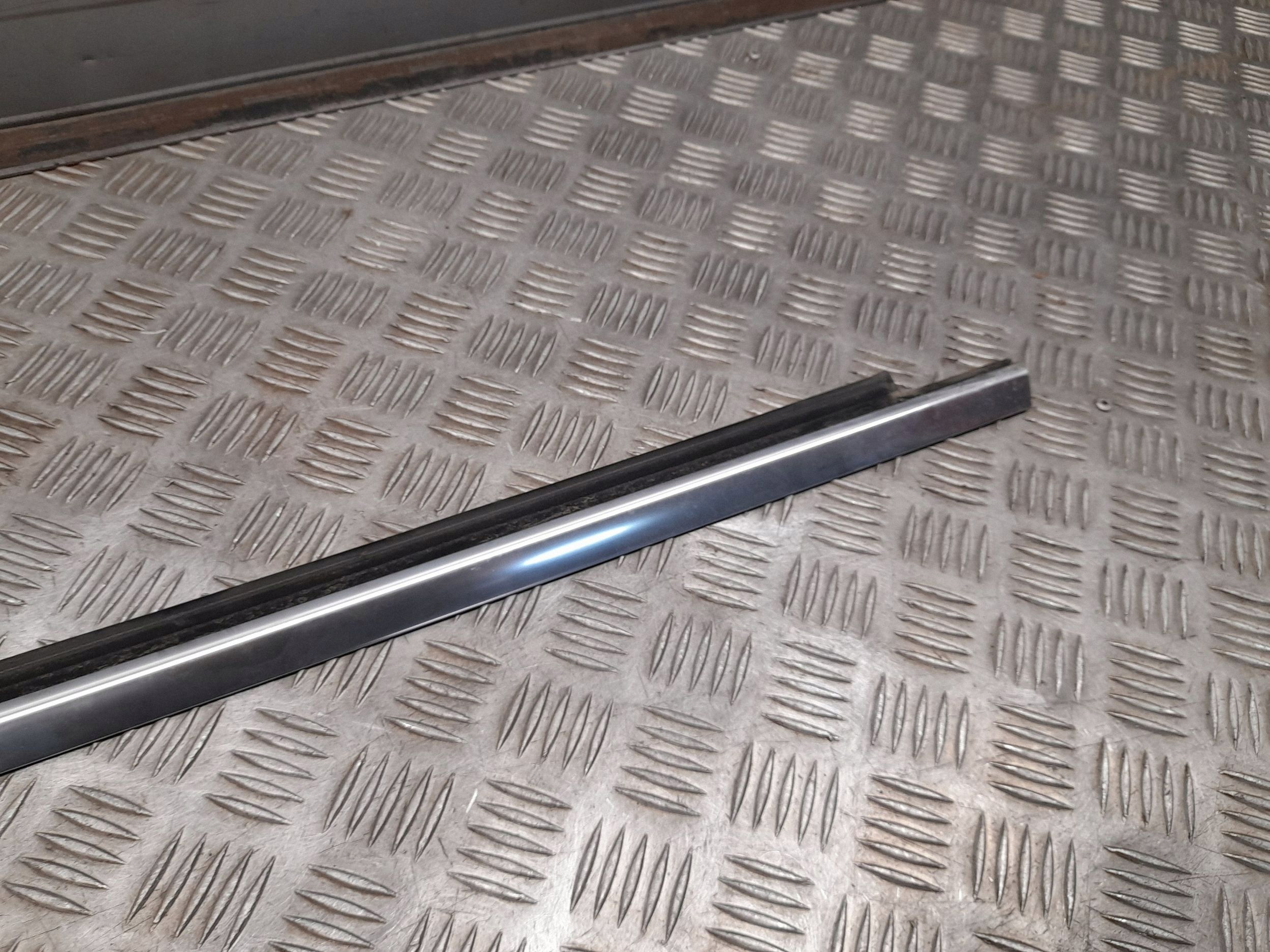 Mercedes-Benz GL X166 2013 Heckleiste rechts OEM A1666902280 image 3