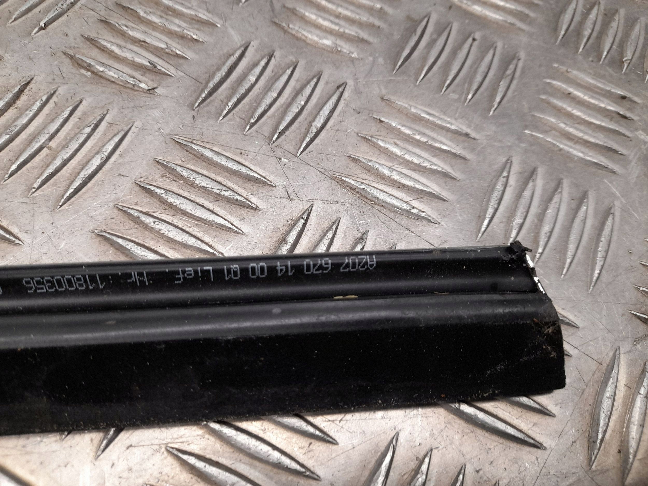 Liste vitre arrière droite Mercedes E A207 2015 image 3