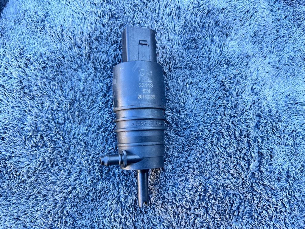 BMW X3 E83 Scheibenwaschpumpe 67128362154 image 3