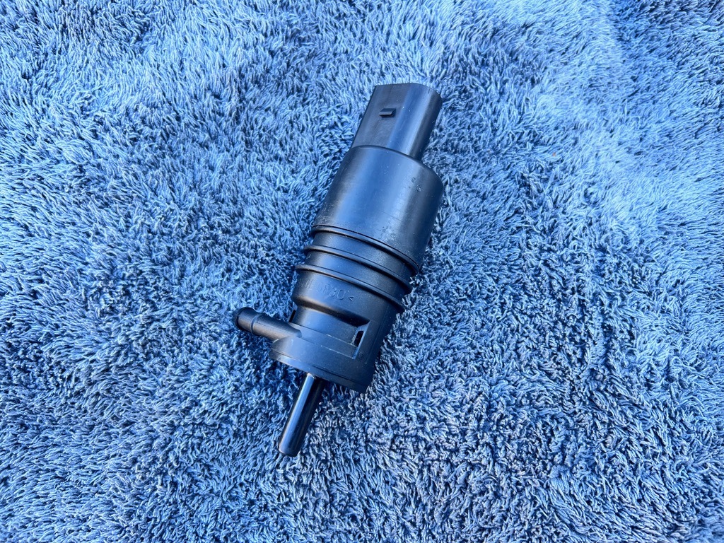 BMW X3 E83 Scheibenwaschpumpe 67128362154 image 4