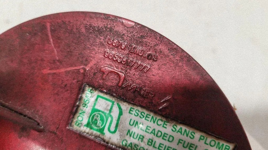 Polttoainetankin luukku Citroën C4 9650817777
