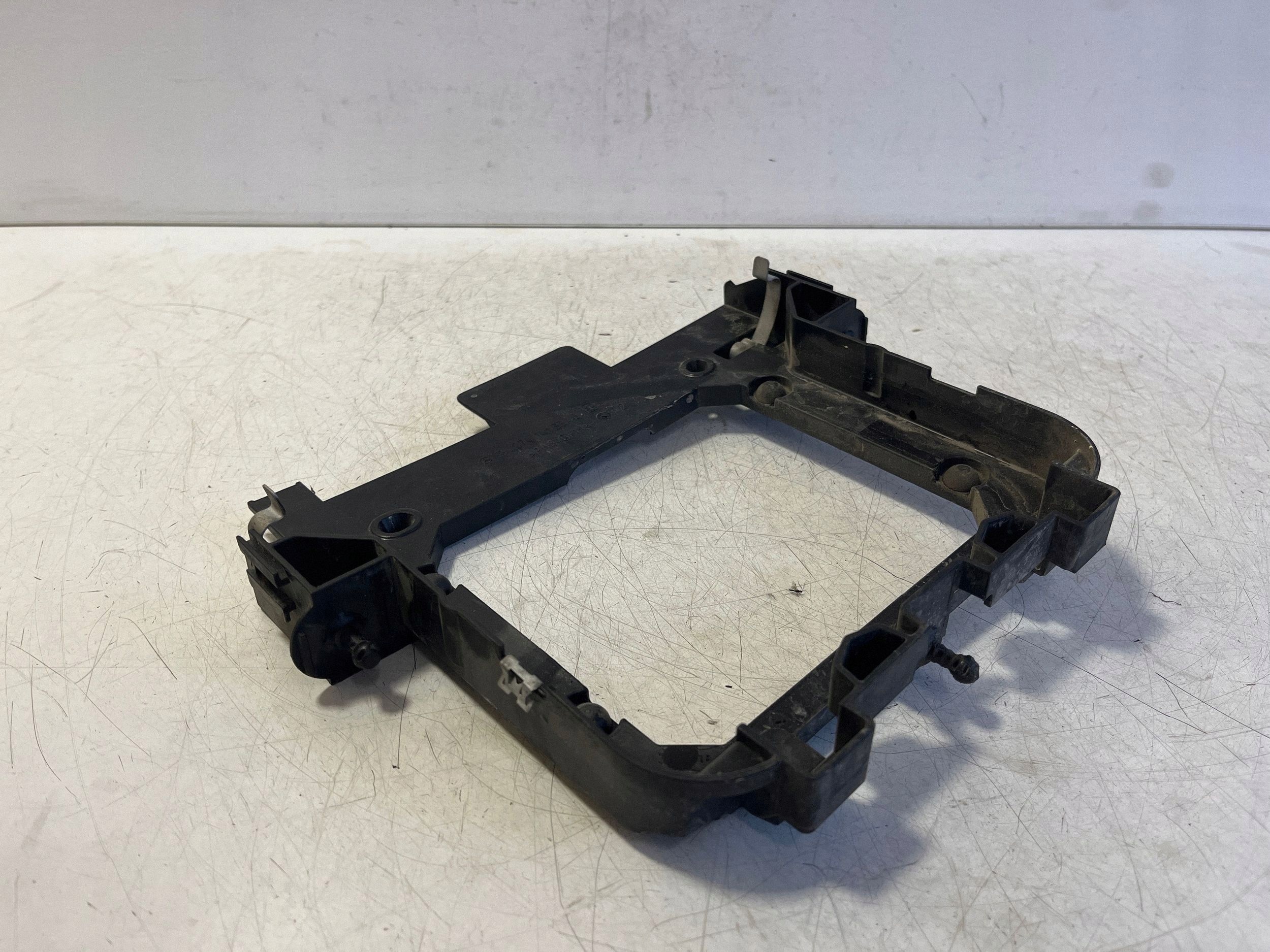 Mercedes-Benz E W238 Motorsteuergerätehalter A2741413340