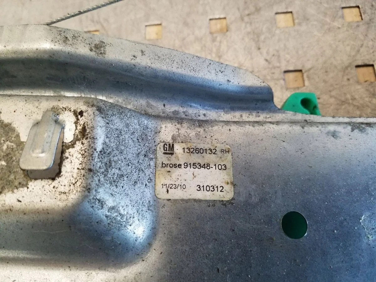 Opel Astra J IV lasinnostin oikea taka