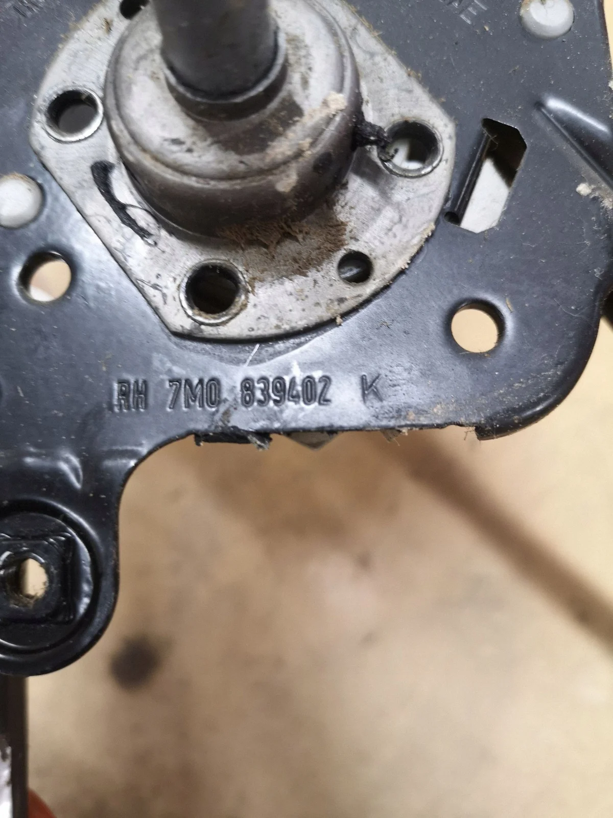 Lasinnostin taka oikea Ford Galaxy 7M0839402