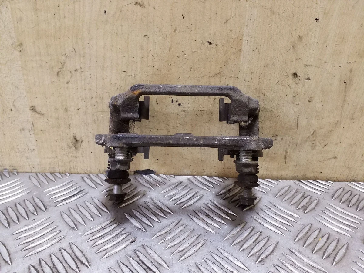 TOYOTA COROLLA VERSO AR10 Jarru satula oikea image 6