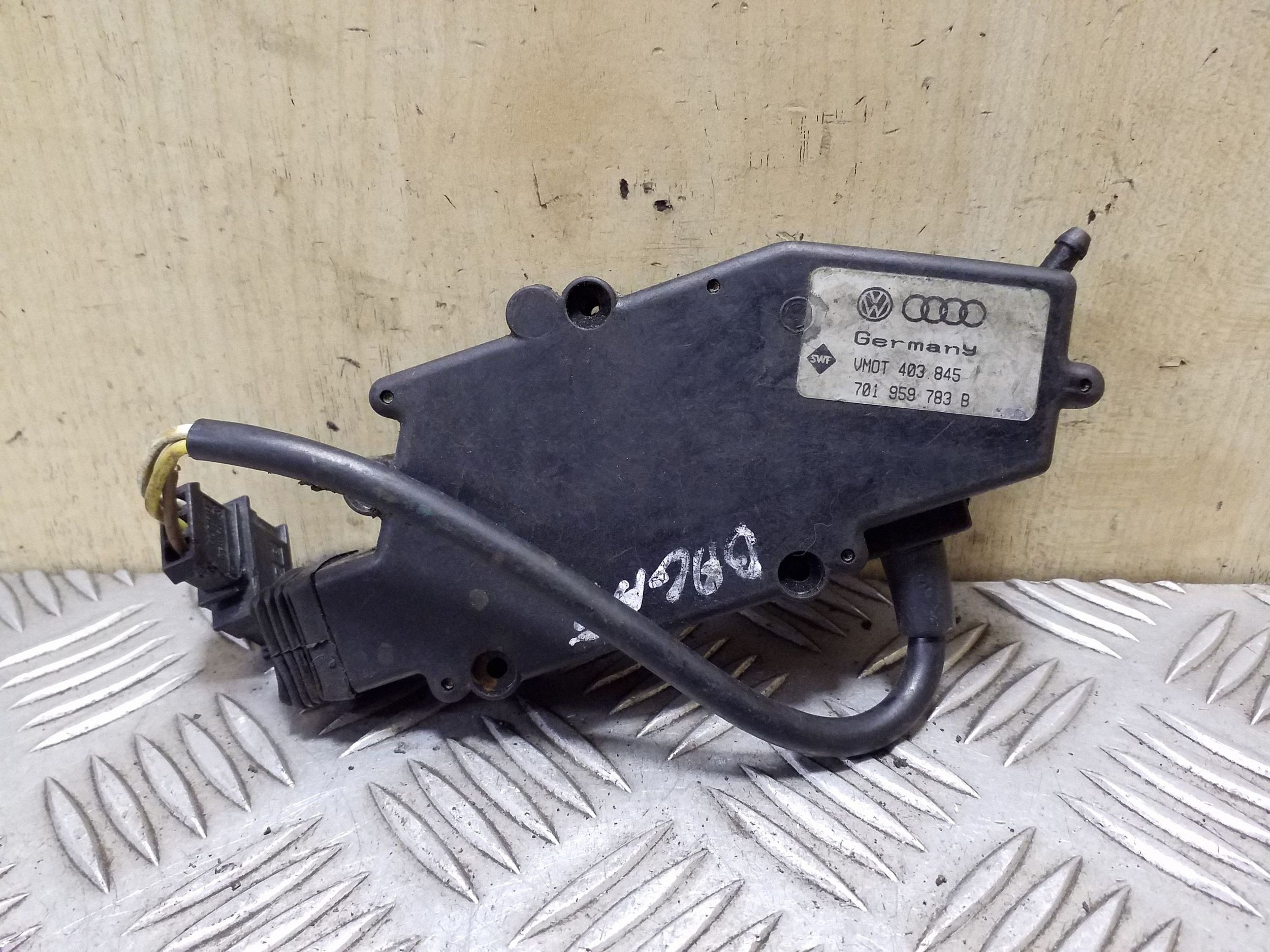 VW Transporter T4 Tailgate Lock Actuator 701959783B image 2