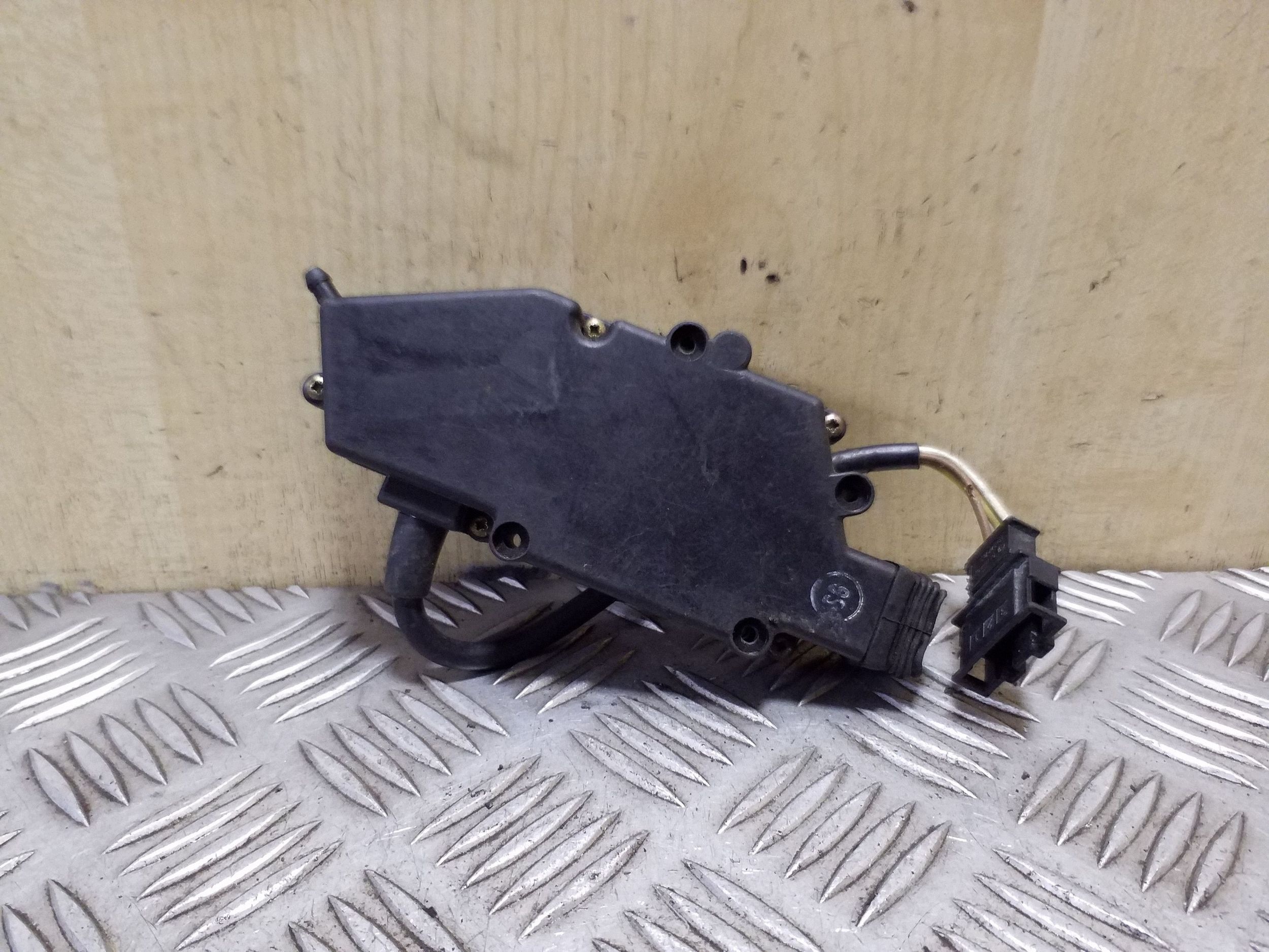 VW Transporter T4 Tailgate Lock Actuator 701959783B image 3