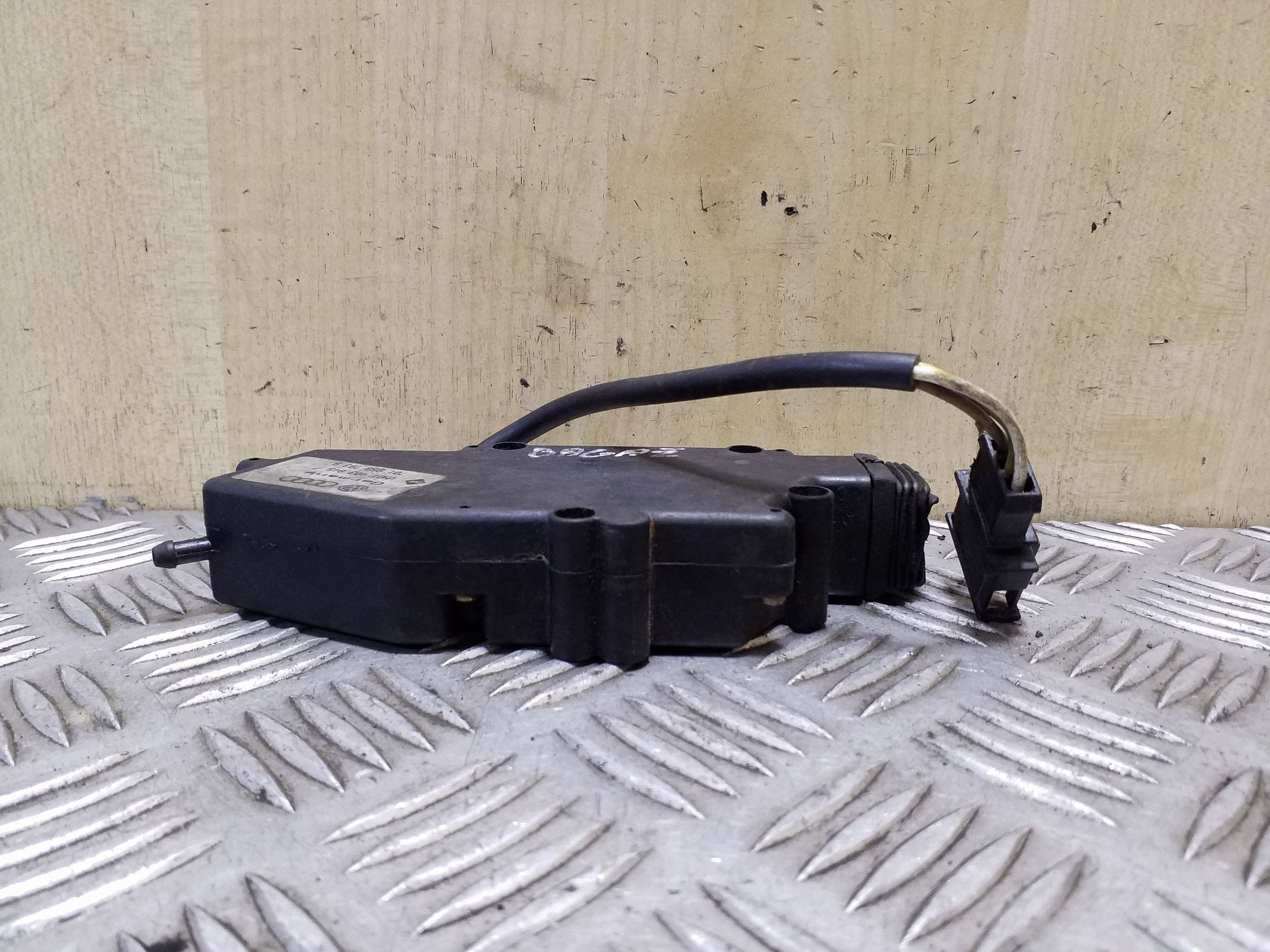 VW Transporter T4 Tailgate Lock Actuator 701959783B image 4