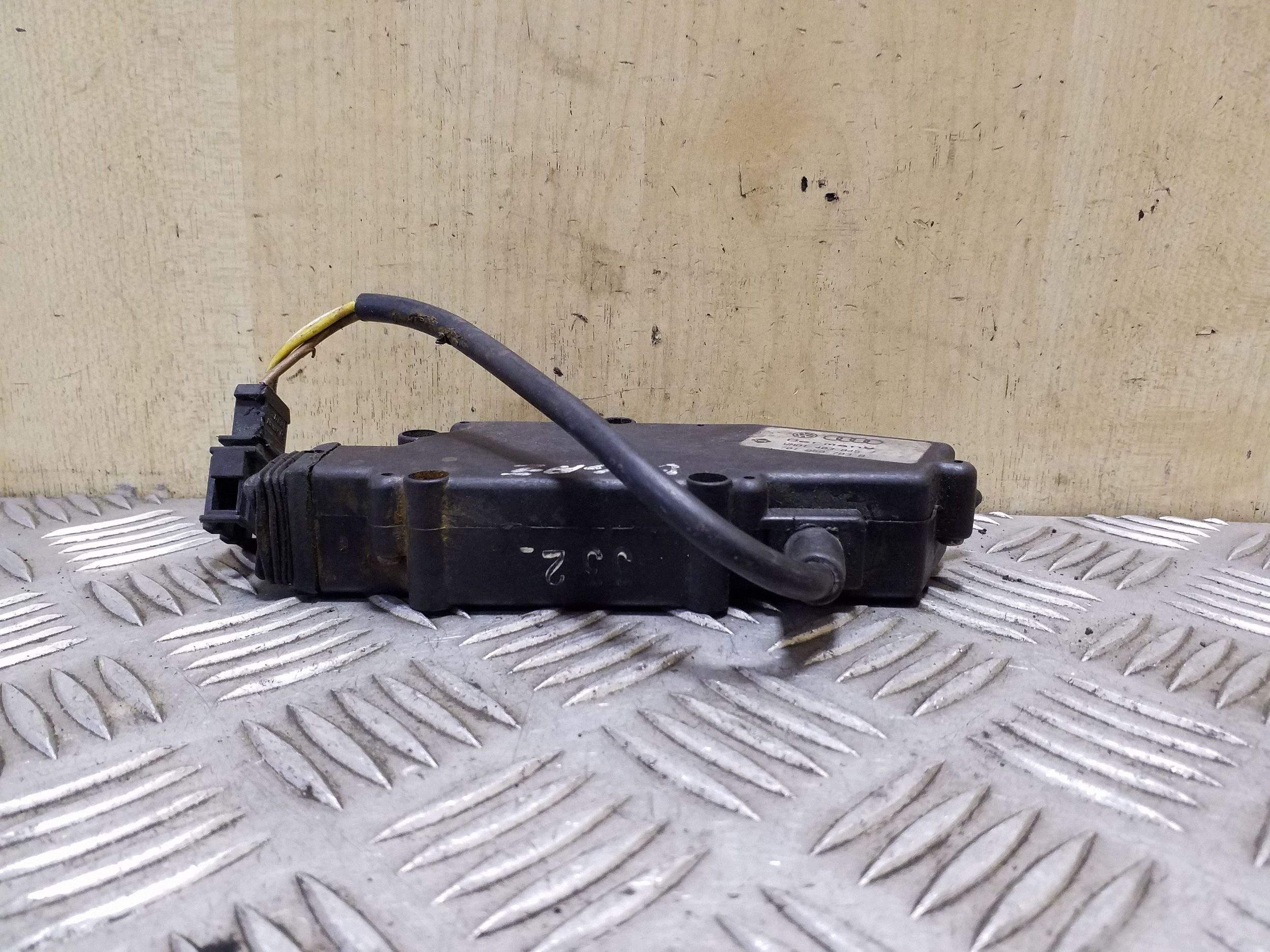 VW Transporter T4 Tailgate Lock Actuator 701959783B image 5
