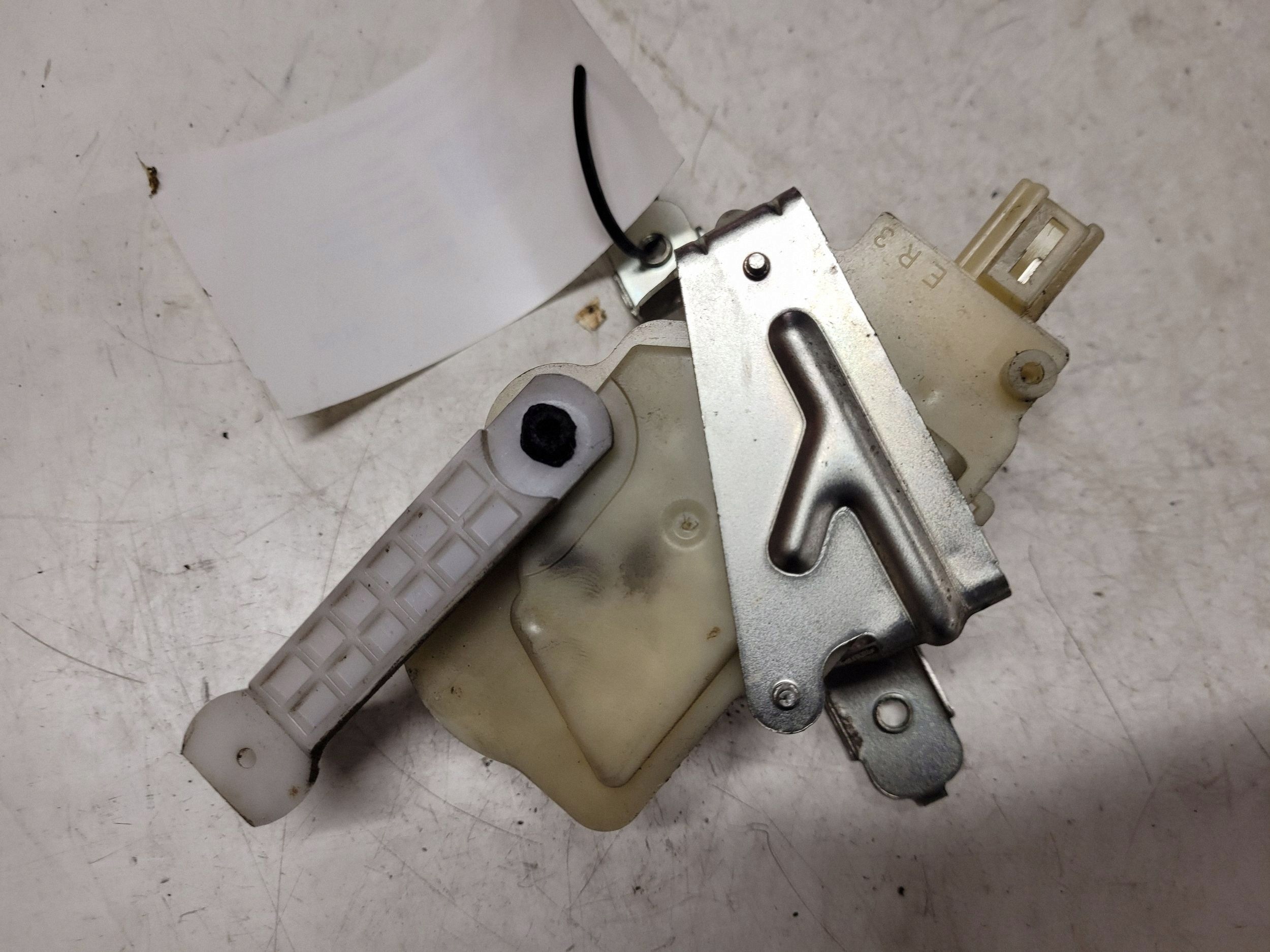 Actuador Cierre Maletero Toyota Yaris 2008 JUT31782 image 3