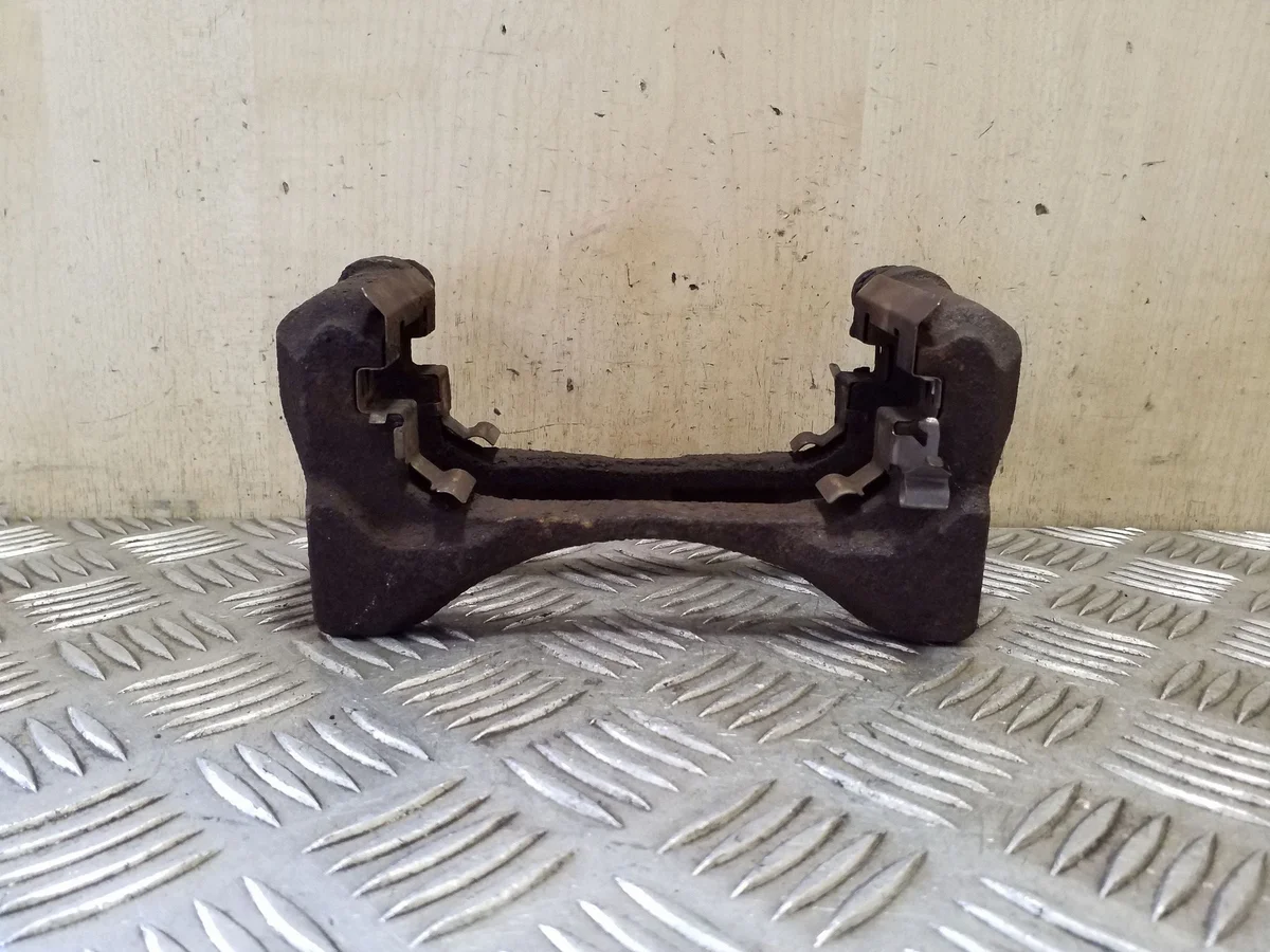 Nissan Juke F15 Bremssattelhalter Vorne Links