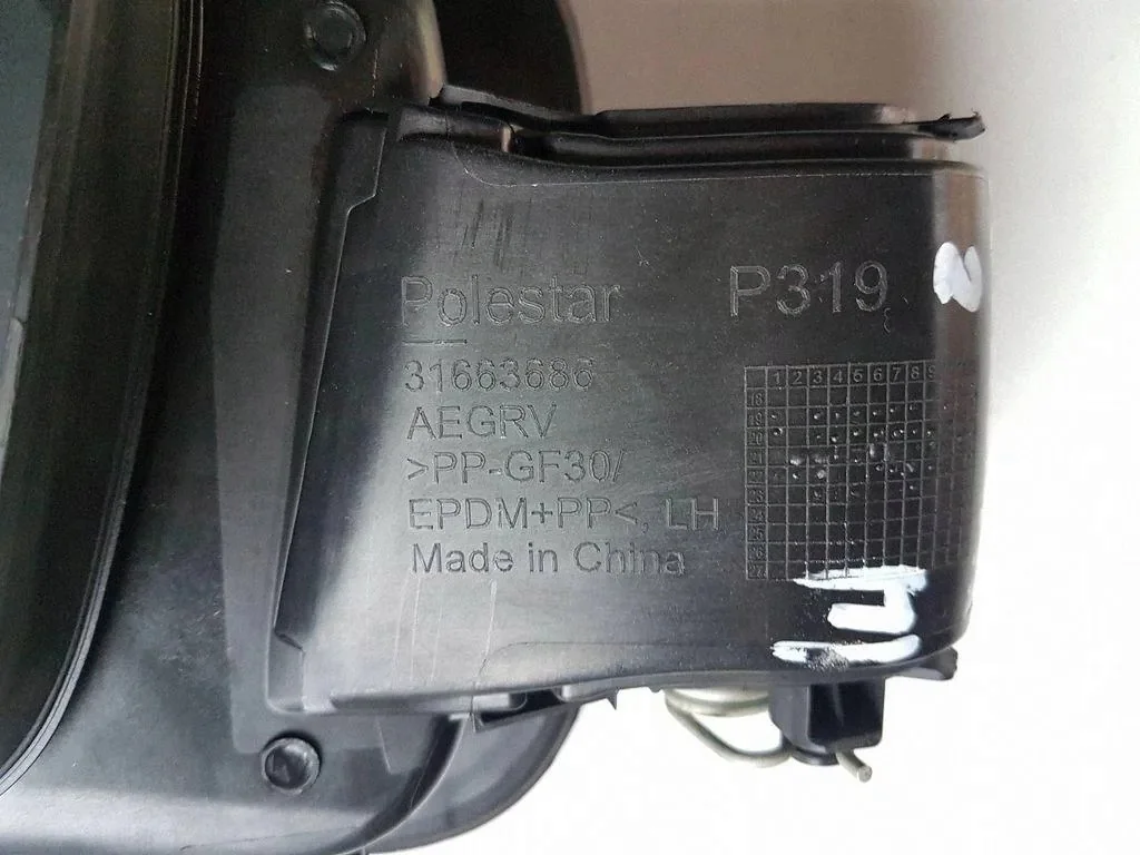 Polestar 2 polttoainetankin luukku (P) käytetty