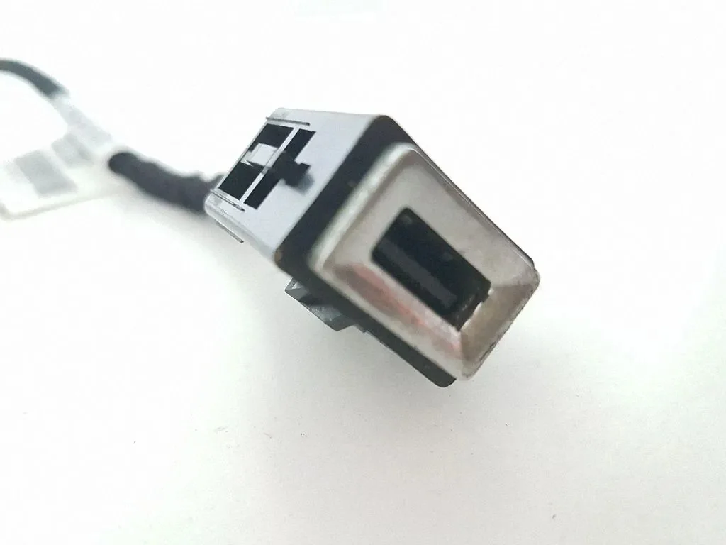 USB-portti Peugeot 9806047980 Käytetty