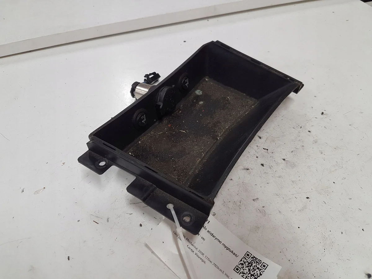 12V-uttag KIA Sorento 2008 846843E510 image 2