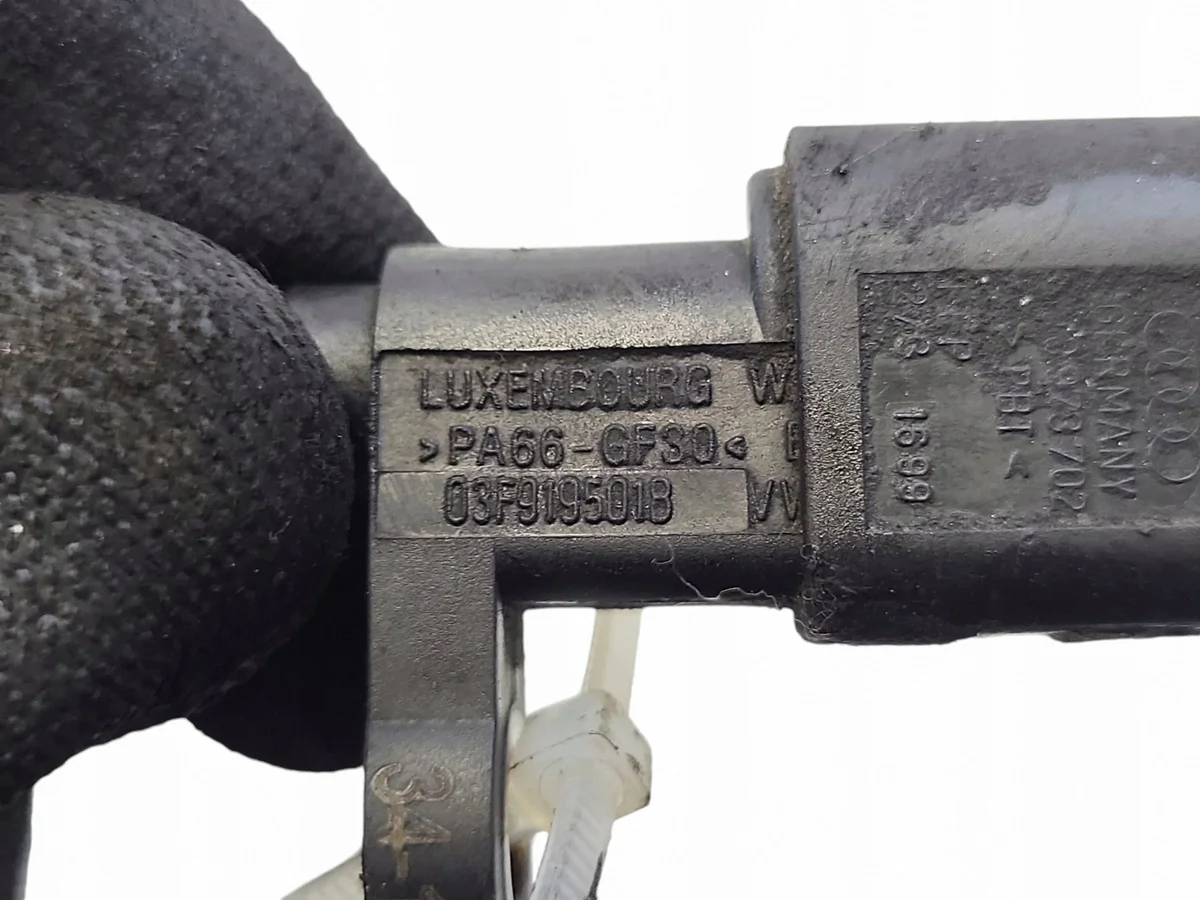 2006 VW Golf V Coolant Temp Sensor 03F9195018 image 4