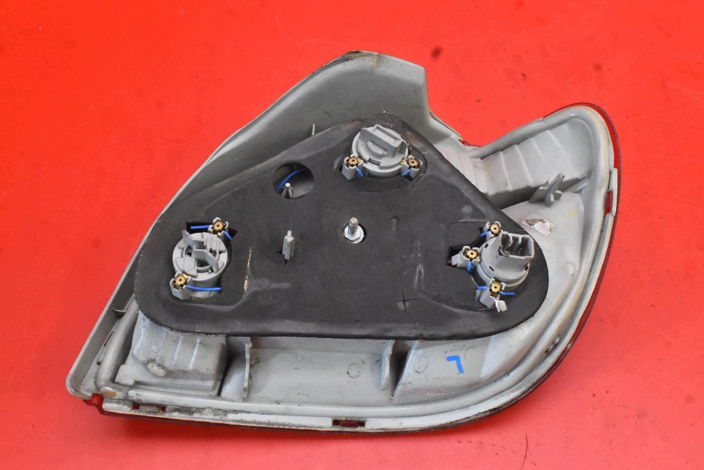 Rückleuchte Links Toyota Yaris 1 03-05 gebraucht image 4