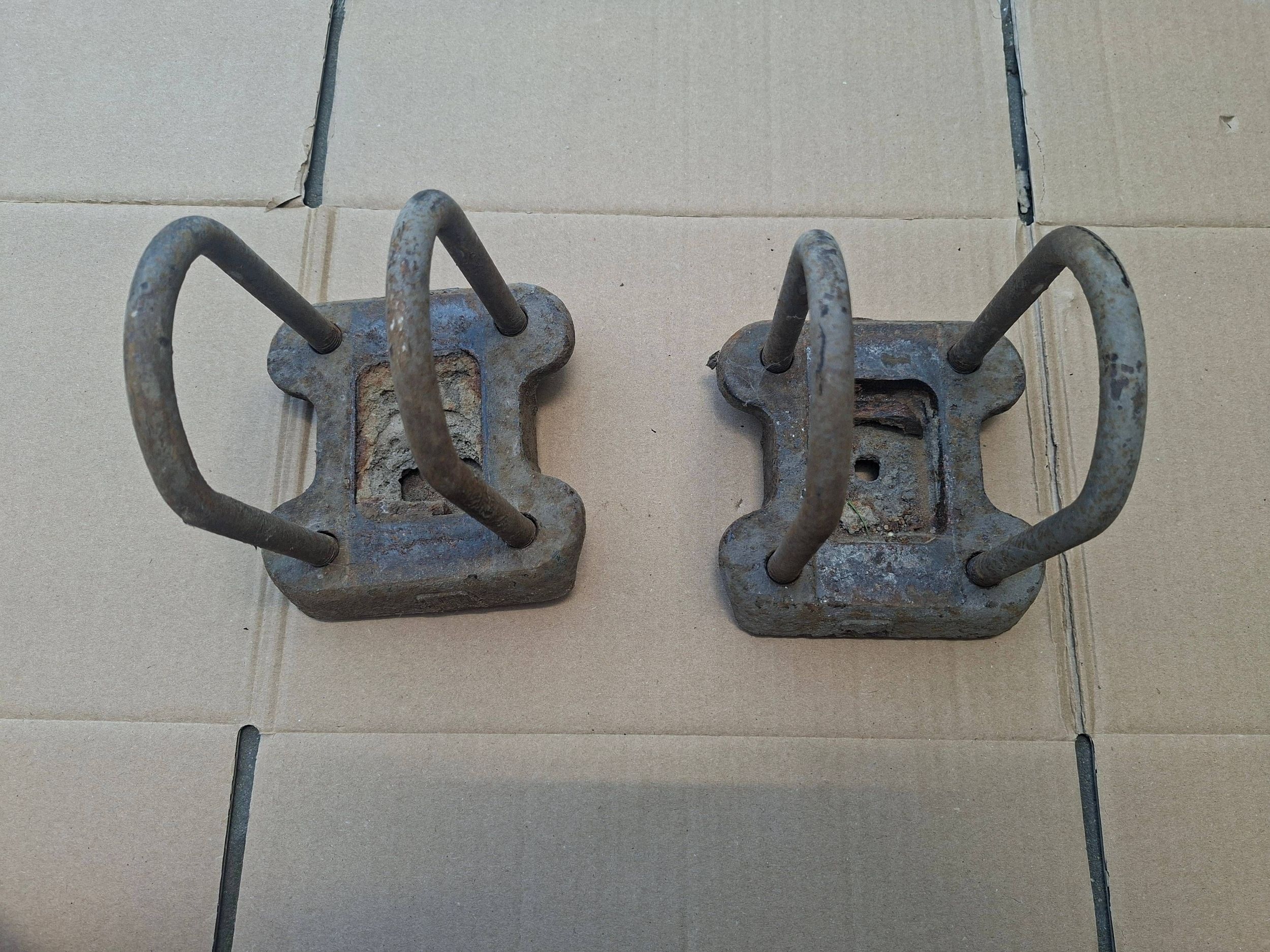VW Caddy Rear Leaf Spring Bracket Used image 2