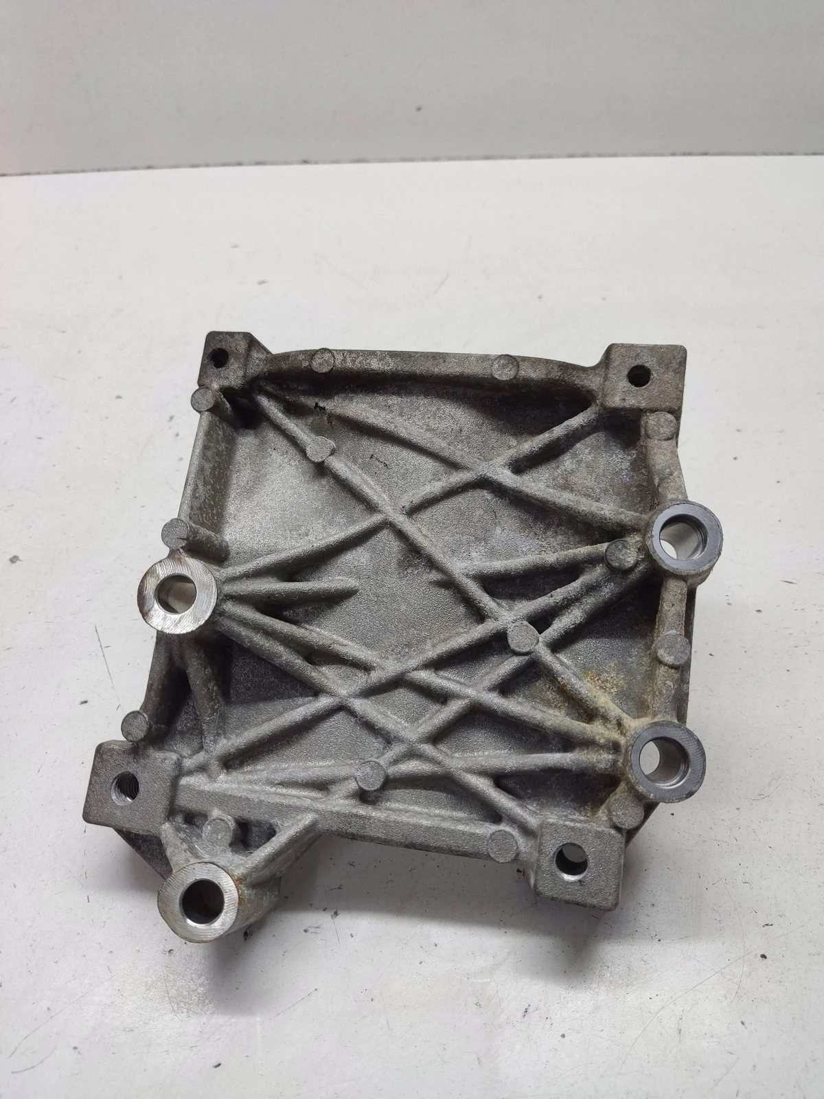 Chrysler Voyager Soporte A/C 90513199F Usado image 3