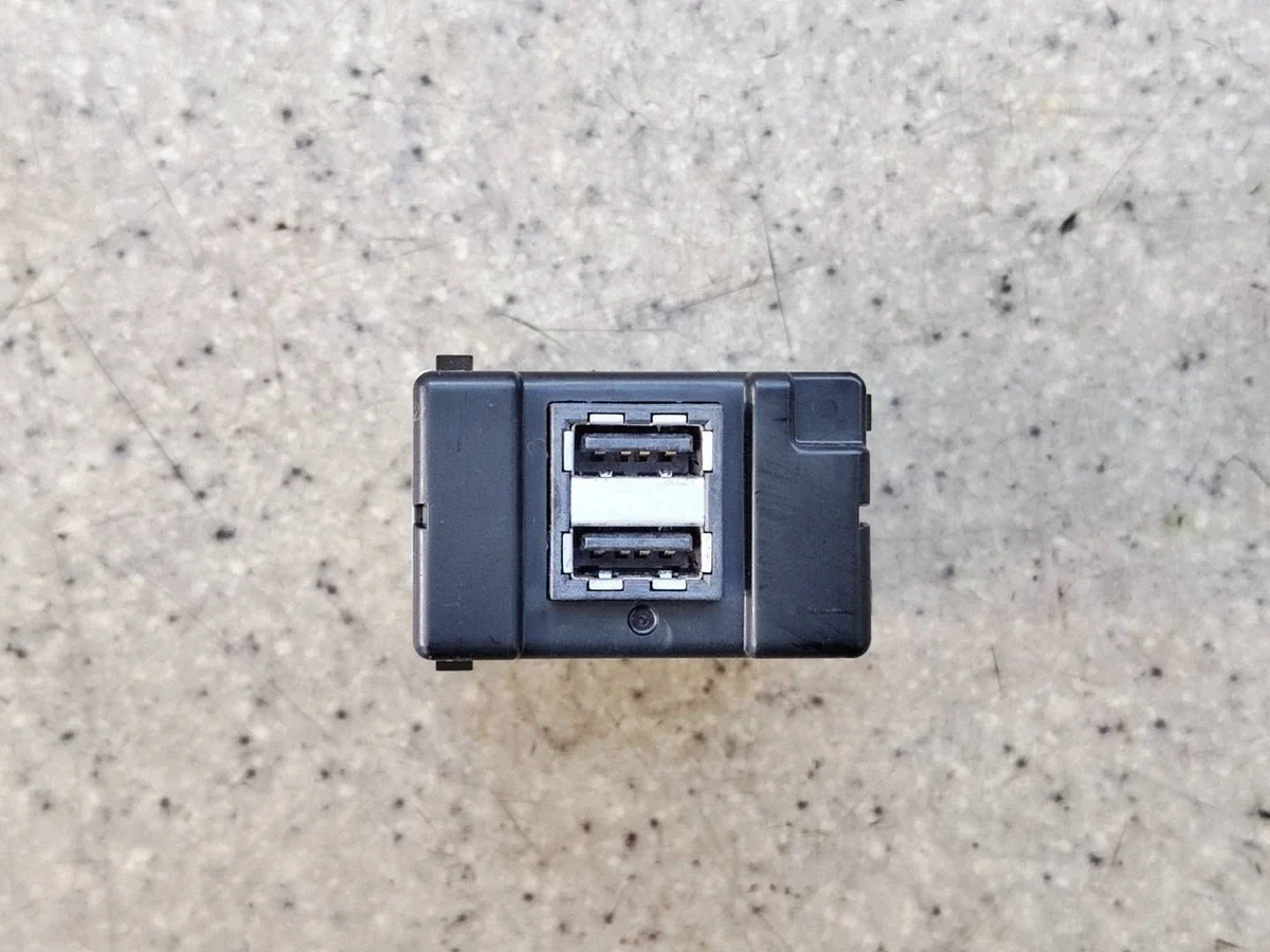 USB-liitin Volvo XC40 II, käytetty