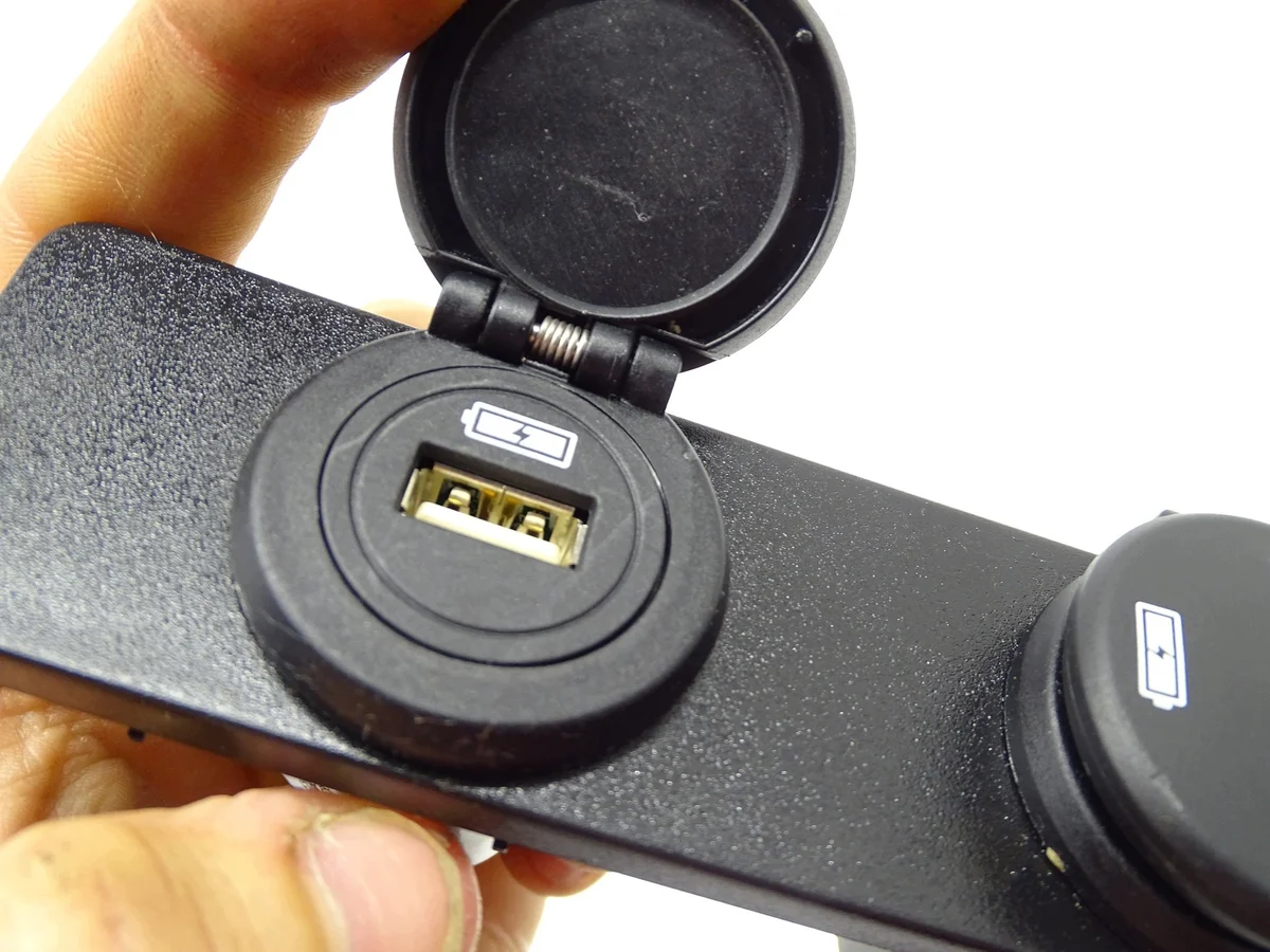 Cargador USB Jaguar F-Pace HK83-045B49-AB image 4