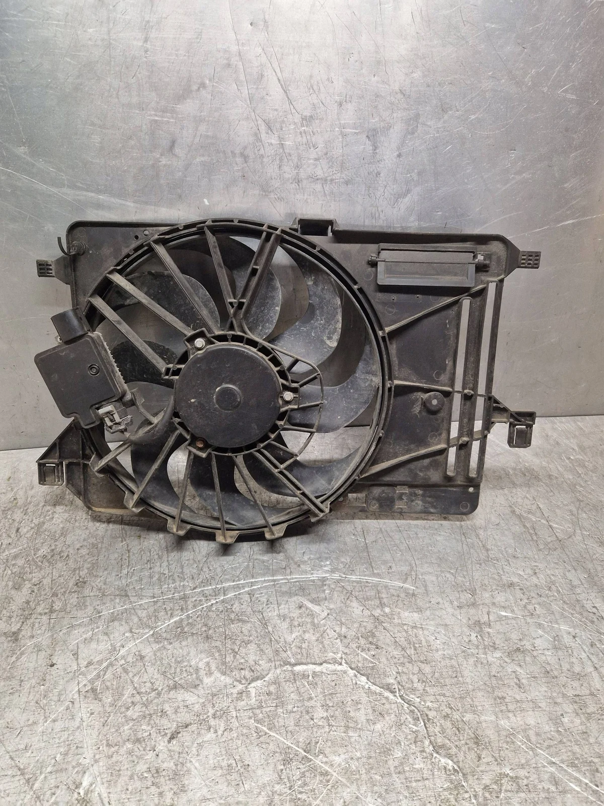 Frontpanel Ford Focus III 8V618C607ED