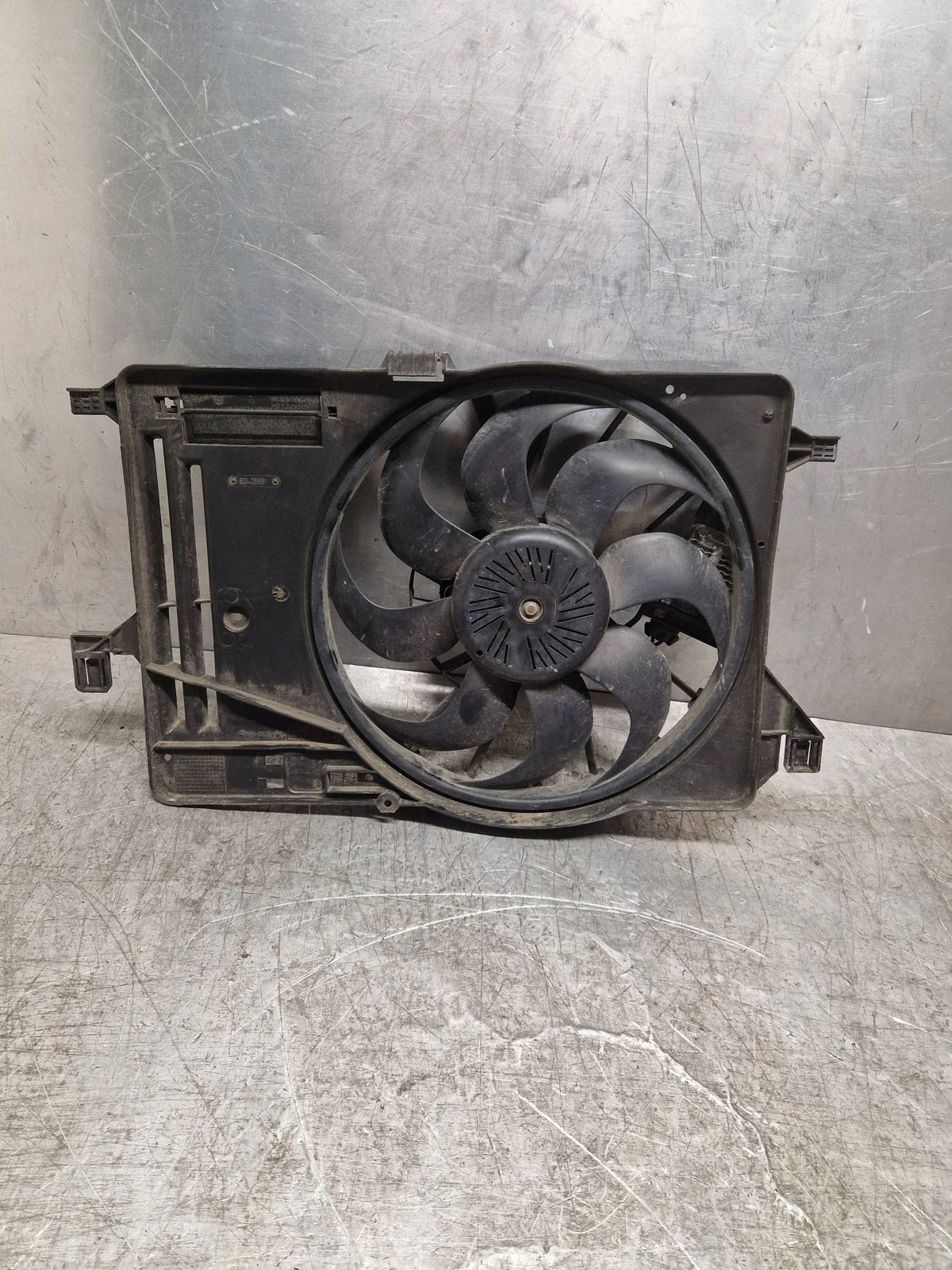 Etupalkki Ford Focus III 8V618C607ED