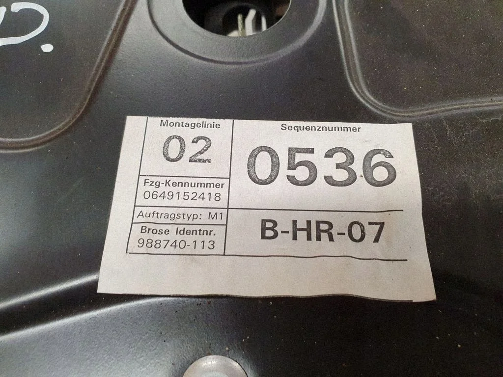 VW Passat B6 Kombi lasinnostin oikea taka