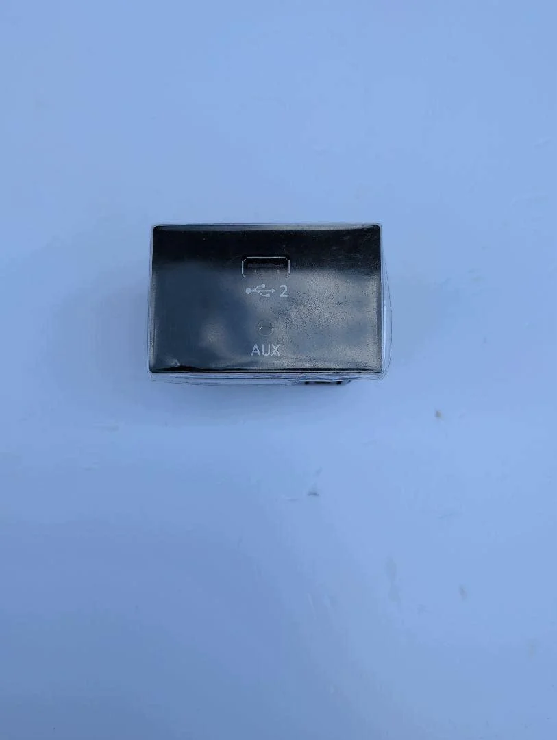 USB AUX -portti Audi A3 S3 RS3 8V Q2