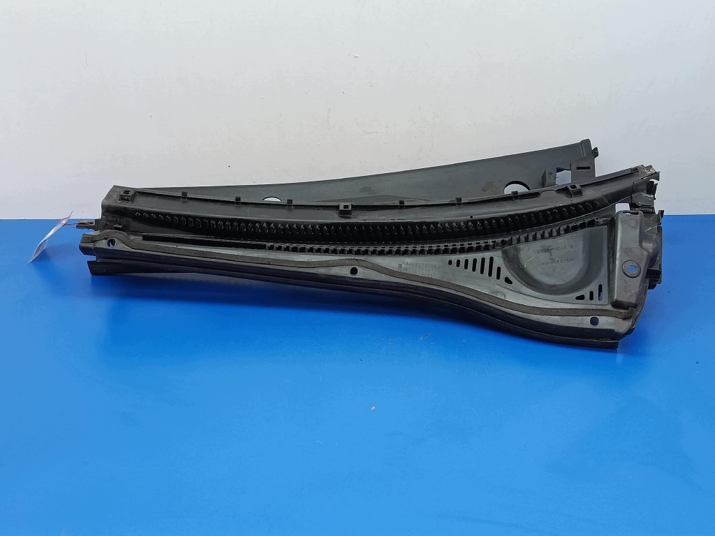 Suzuki SX4 Plástico Bajo Parabrisas Usado