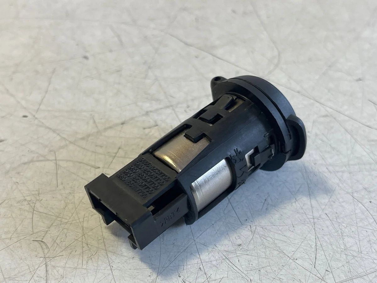 USB-laturi Peugeot 308 Opel Crossland 966610537700