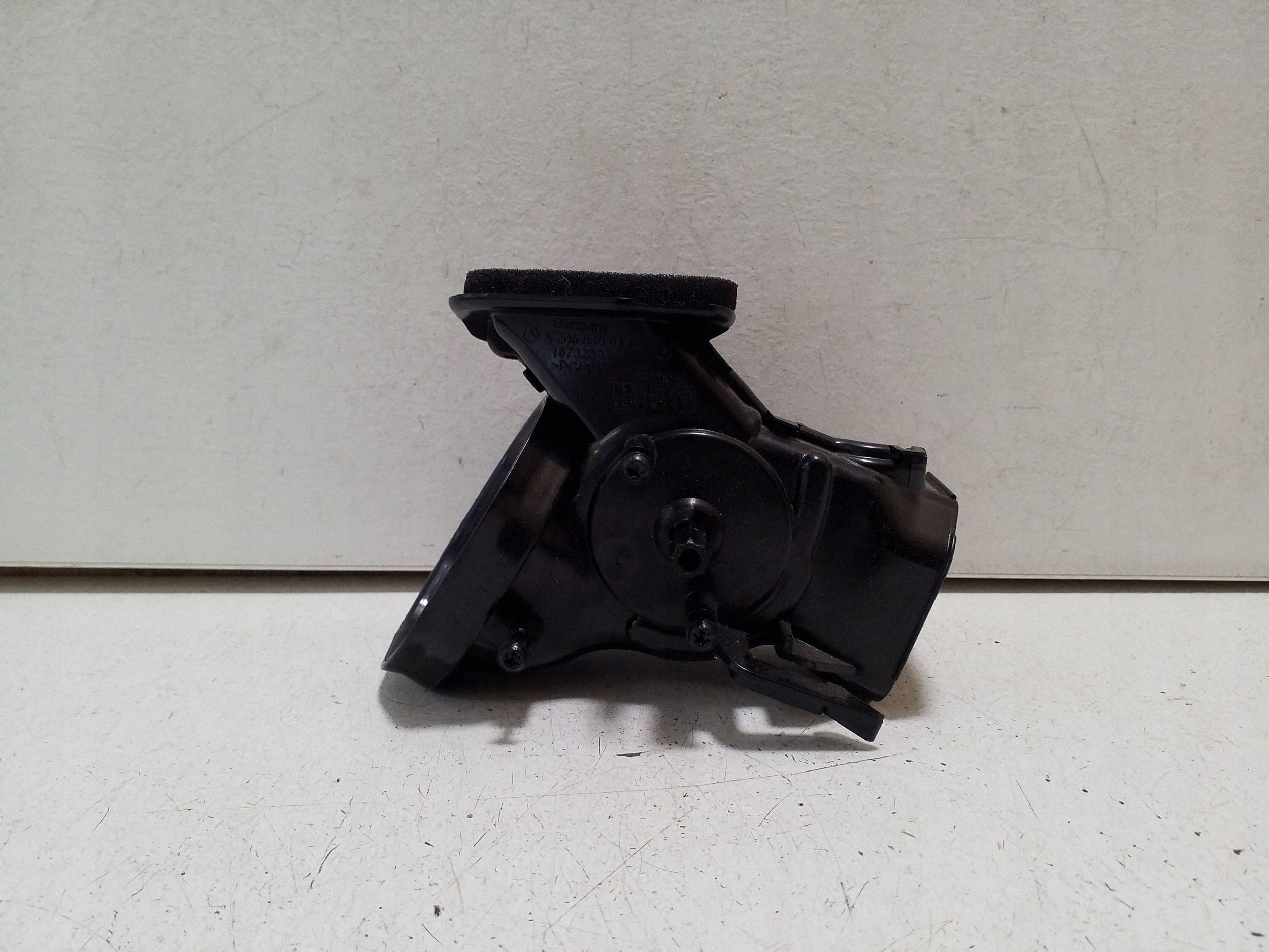 Mercedes W205 2015 Canal de Ventilação Esquerdo A2058300100 image 2