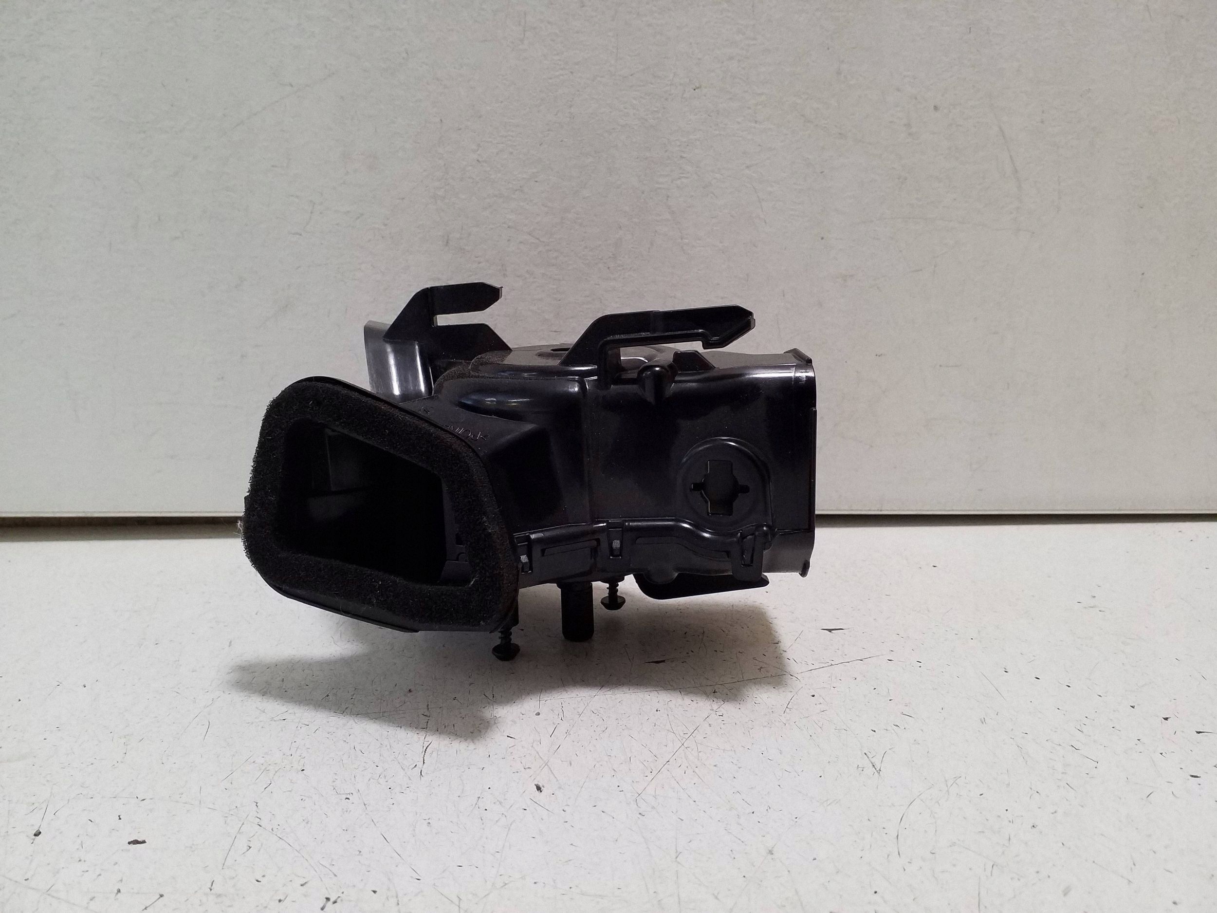 Mercedes W205 2015 Canal de Ventilação Esquerdo A2058300100 image 4