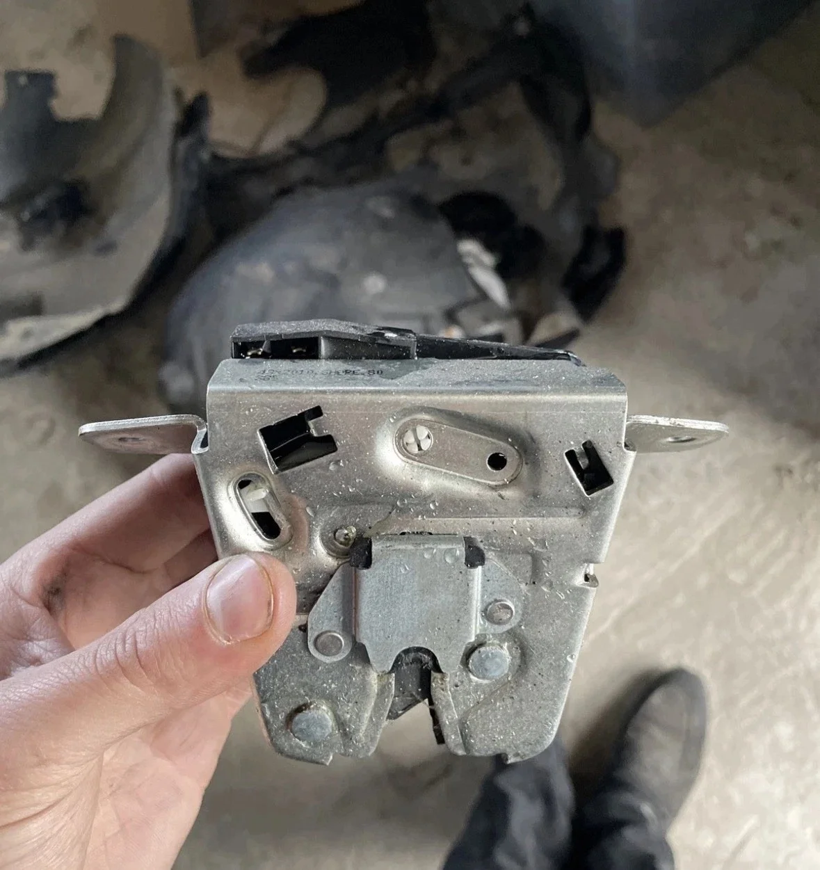 Serrure coffre Mercedes E W212 A2047400435