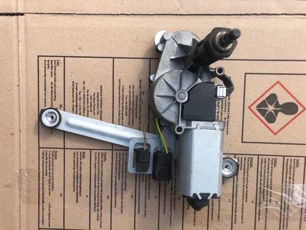 Land Rover Discovery 2 Ruitenwissermotor Achterklep DLB101640