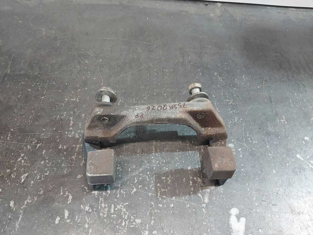 2001 BMW 5 E39 Front Caliper Bracket 34111164610 image 3